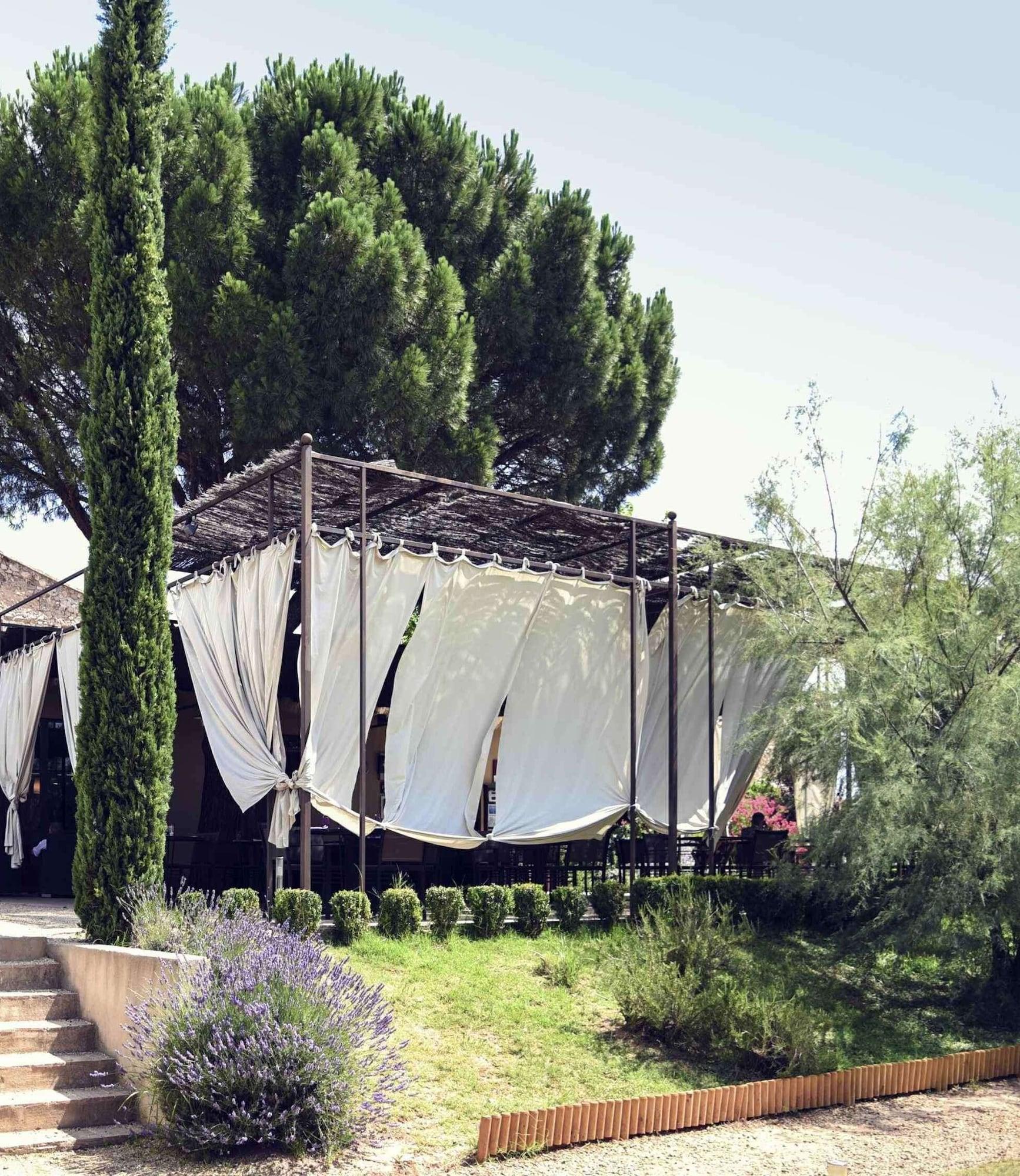 Vista Exterior Hotel Mercure Aix en Provence Sainte Victoire