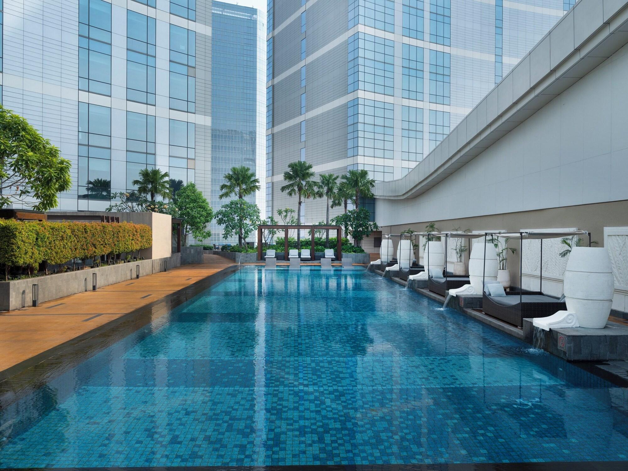 Vista da piscina InterContinental Jakarta Pondok Indah by IHG