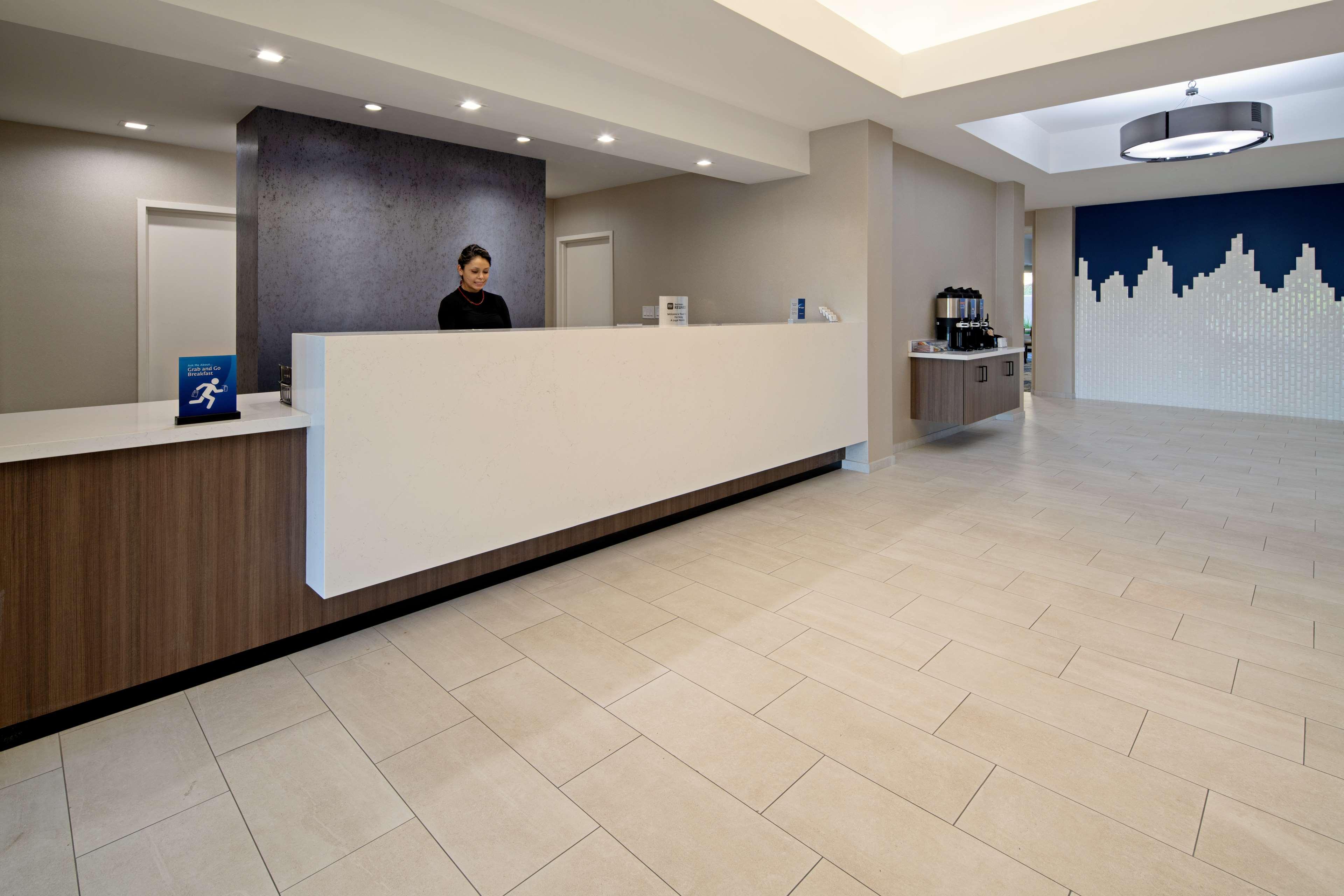 Vista Lobby Best Western Valencia/Six Flags Inn & Suites