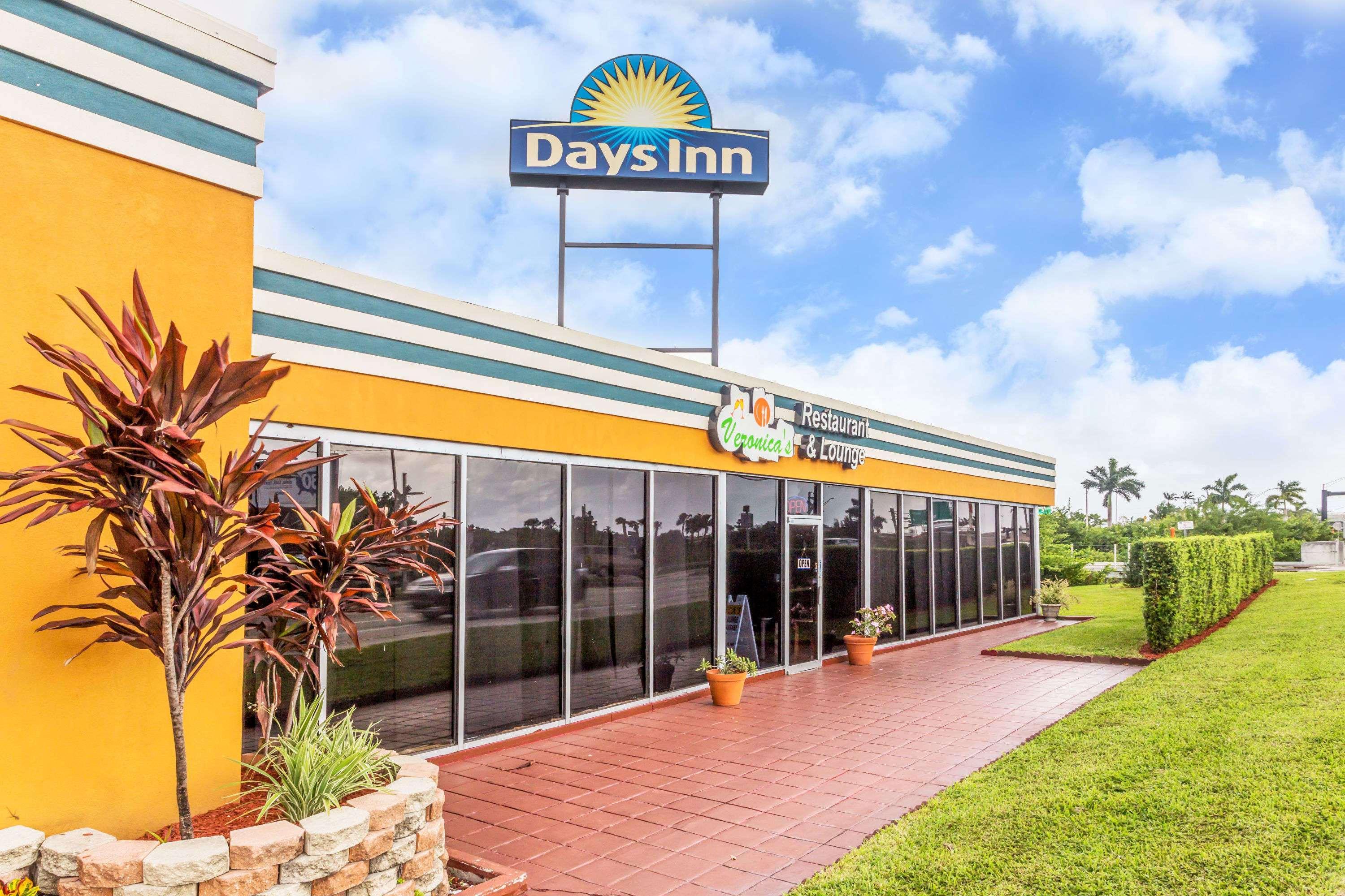 Vista Exterior Days Inn by Wyndham Fort Lauderdale-Oakland Park Airport N