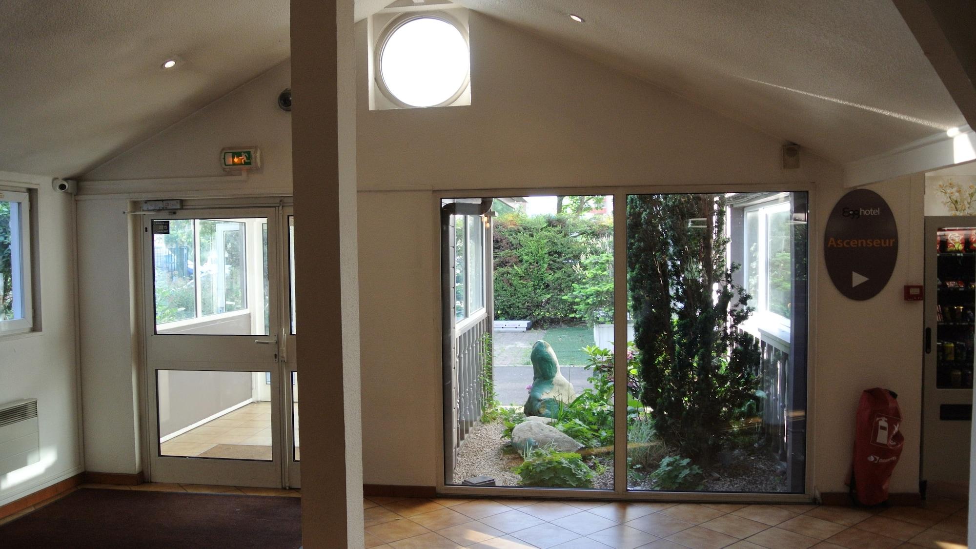 Vista Lobby Egg Hotel Sevran