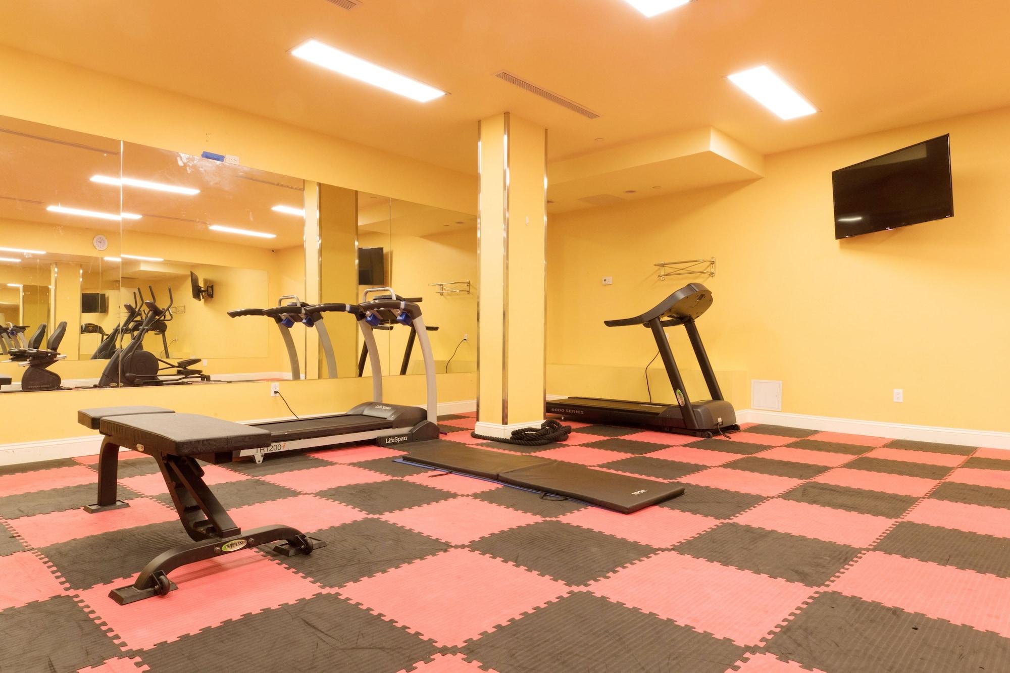 Gimnasio Mayfair Inn and Suites