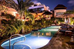 Alquiler Vacacional - Steps from Beach,  Large private balcony overlooking pool & tropical garden