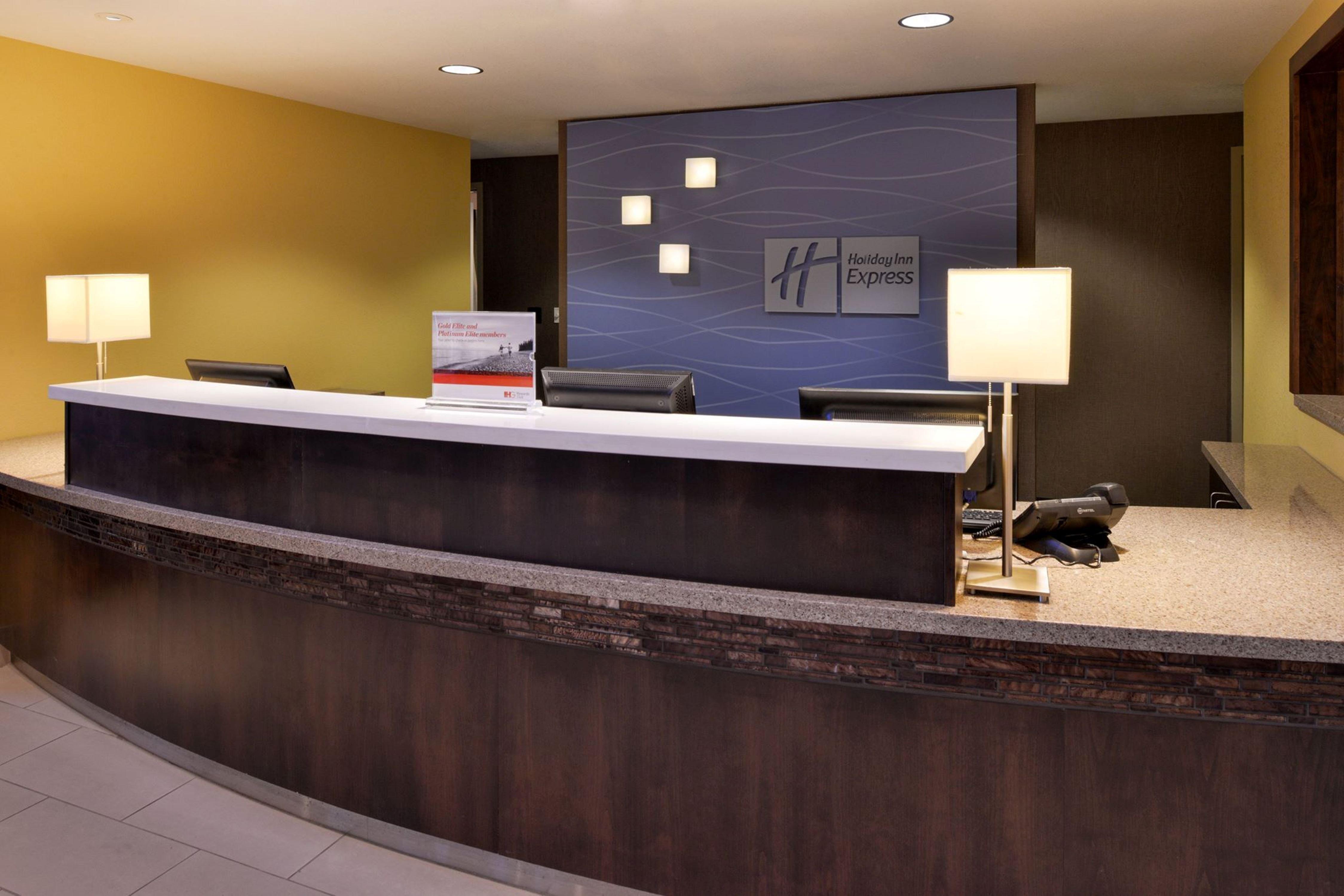 Vista Lobby Holiday Inn Express & Suites Page - Lake Powell Area by IHG