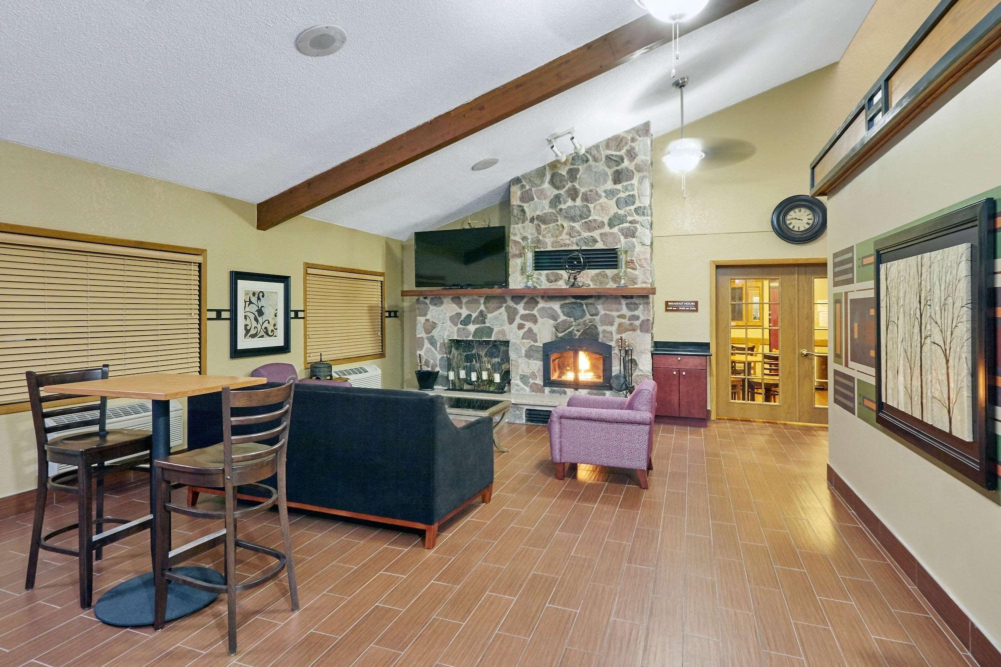 Vista Lobby AmericInn by Wyndham Burlington