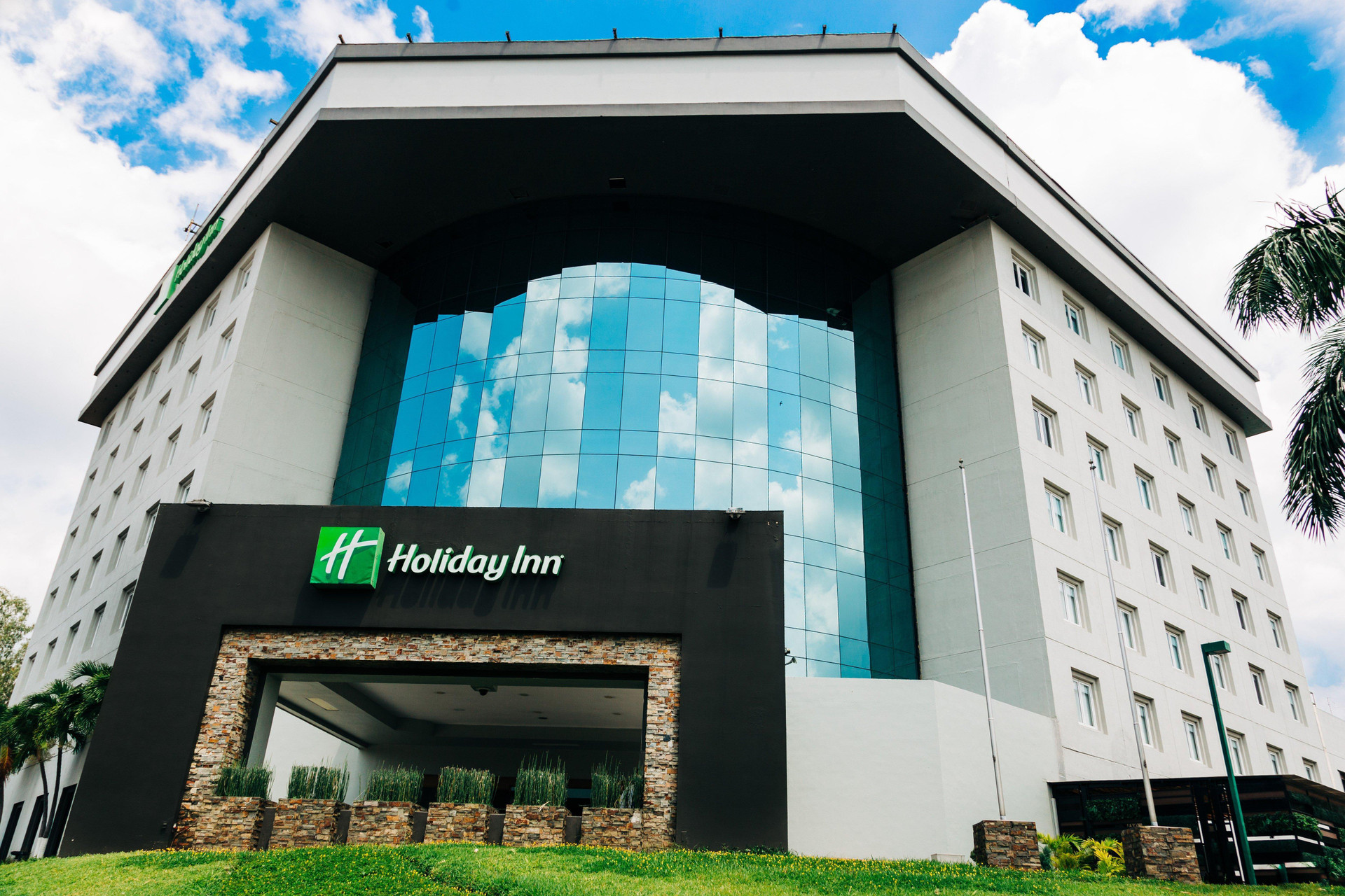 Vista Exterior Holiday Inn San Salvador by IHG