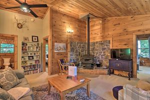Alquiler Vacacional - Rustic-yet-cozy Cabin w/ Fire Pit in Smokies!