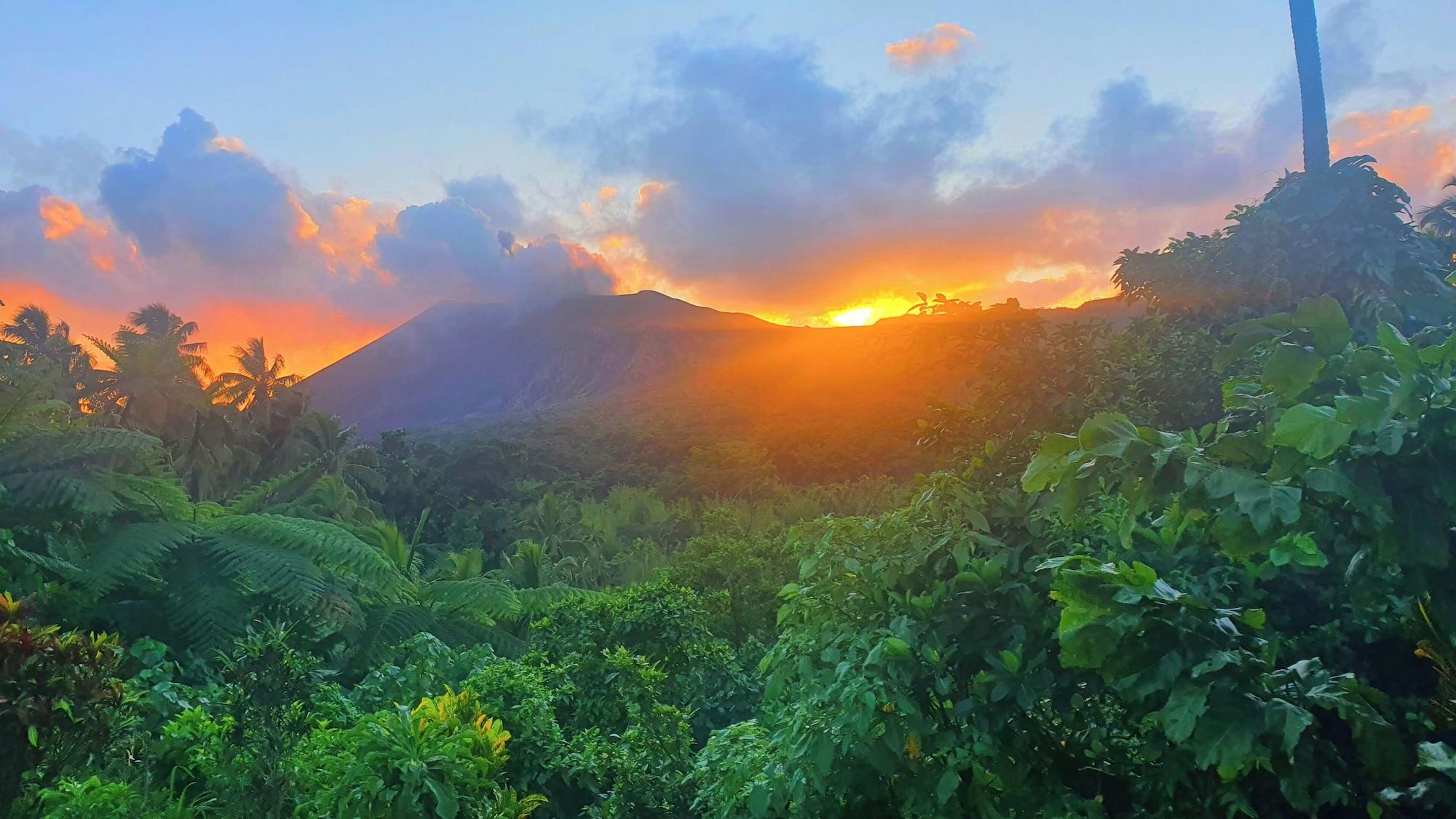 Vista Exterior Volcano Island Paradise