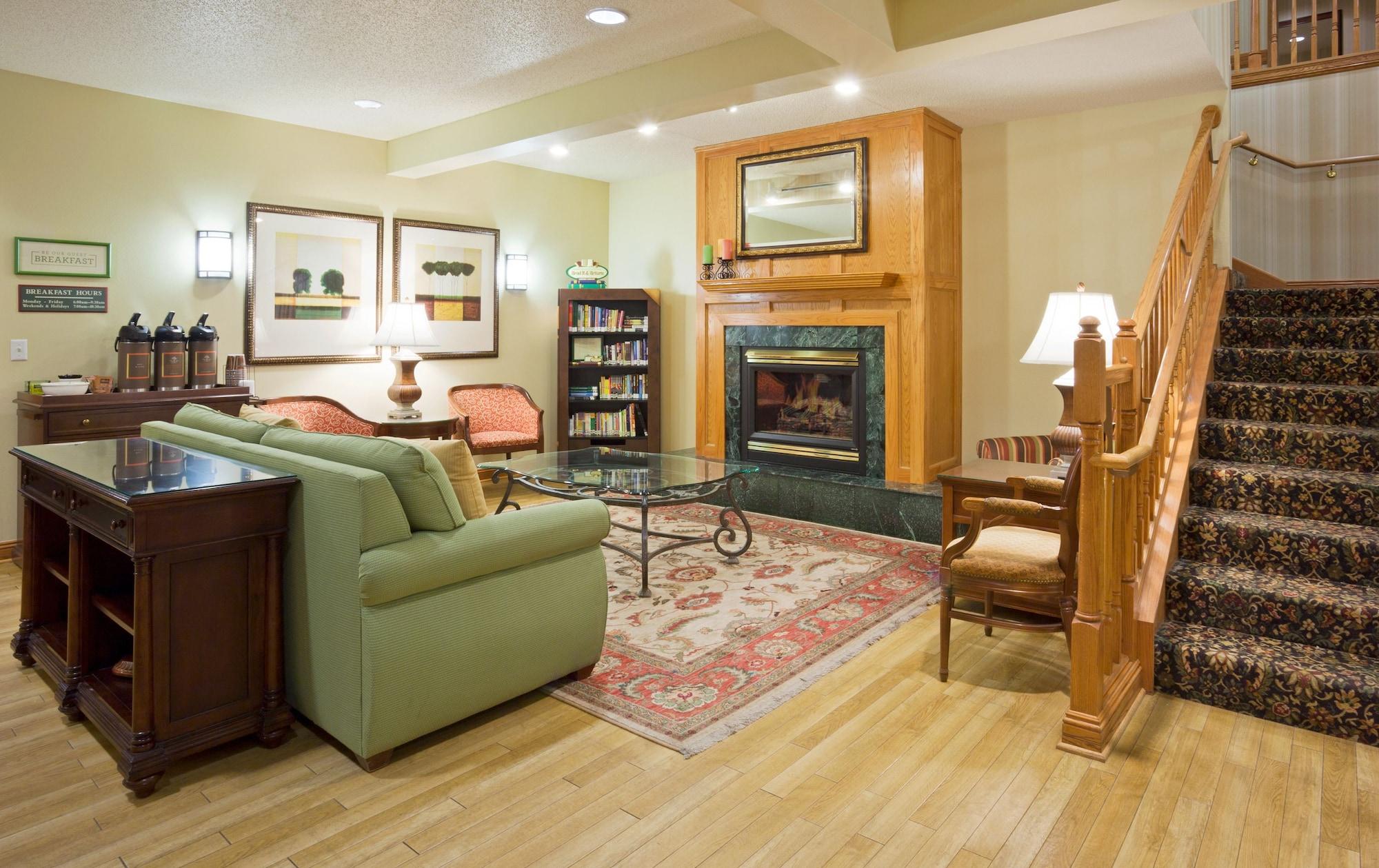 Vista Lobby Country Inn & Suites by Radisson, Mankato Hotel and Conference Center, MN