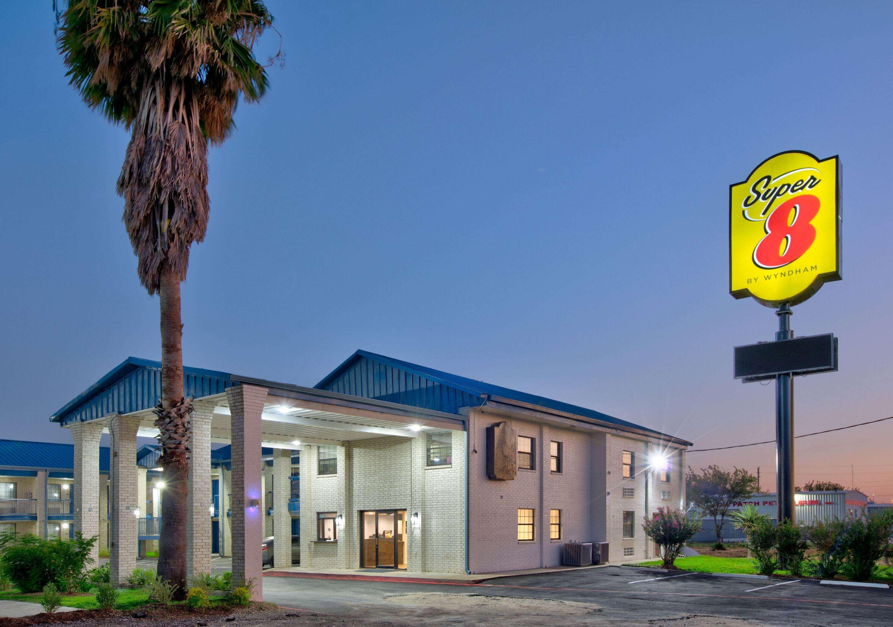 Vista Exterior Super 8 by Wyndham Victoria / South / Hwy 59