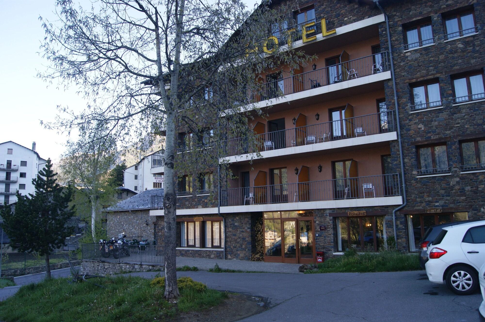 Vista da fachada Hotel del Bisset