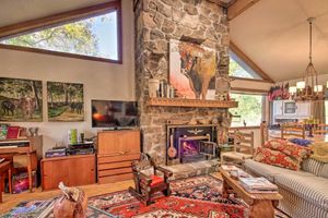 Alquiler Vacacional - Riverfront Getaway w/ Treehouse, Fire Pit & Deck!