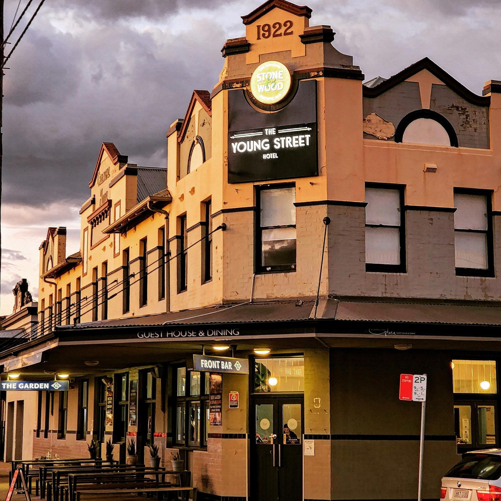 Vista Exterior The Young Street Hotel