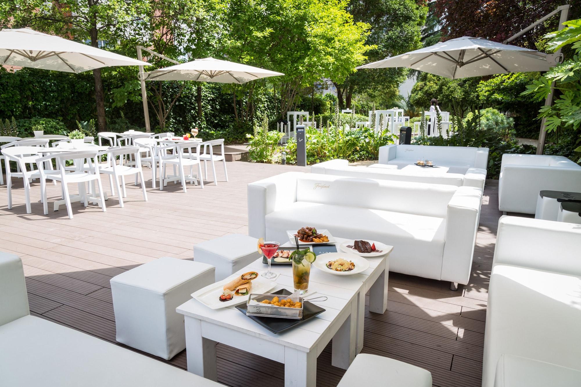 Bar/Salón voco Madrid Retiro by IHG