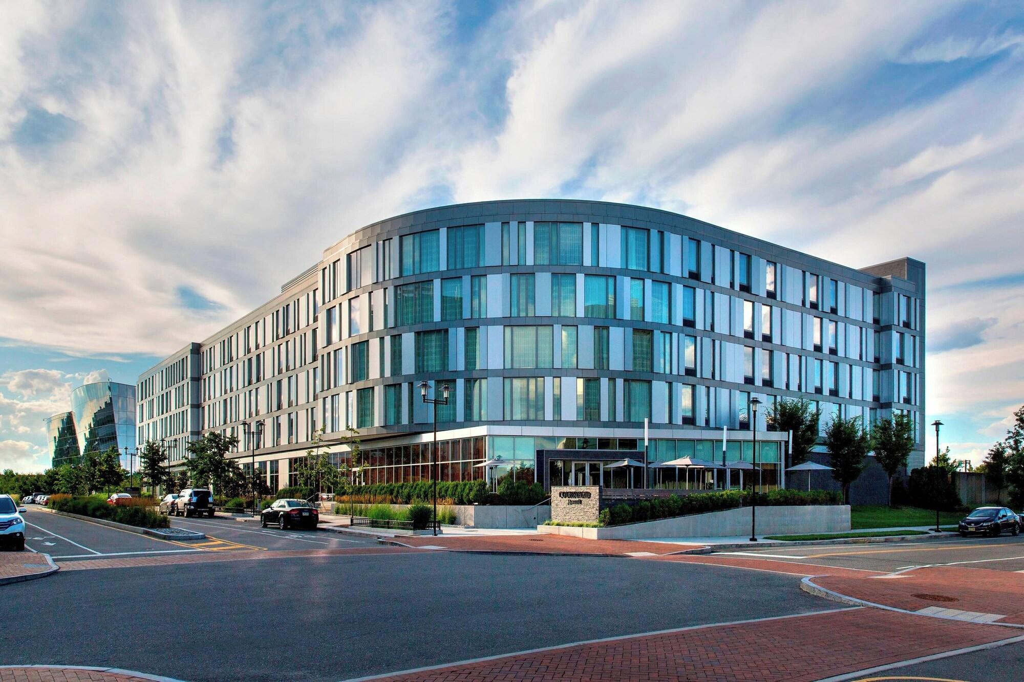 Vista Exterior Courtyard Philadelphia South at The Navy Yard
