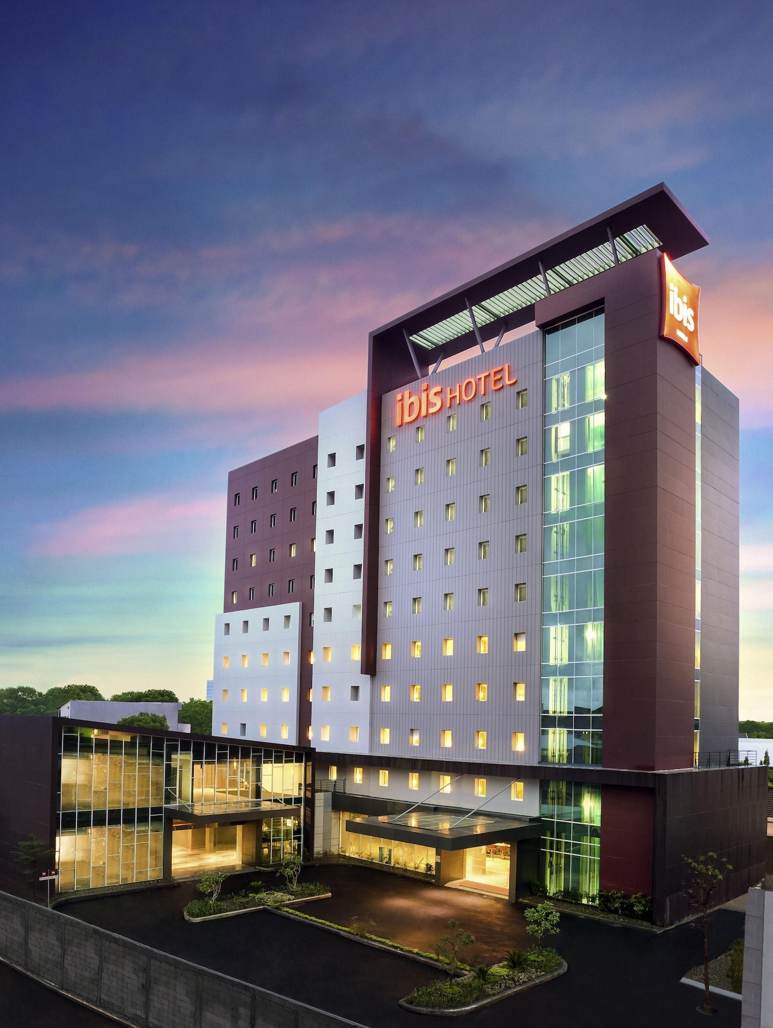 Vista Exterior ibis Makassar City Center