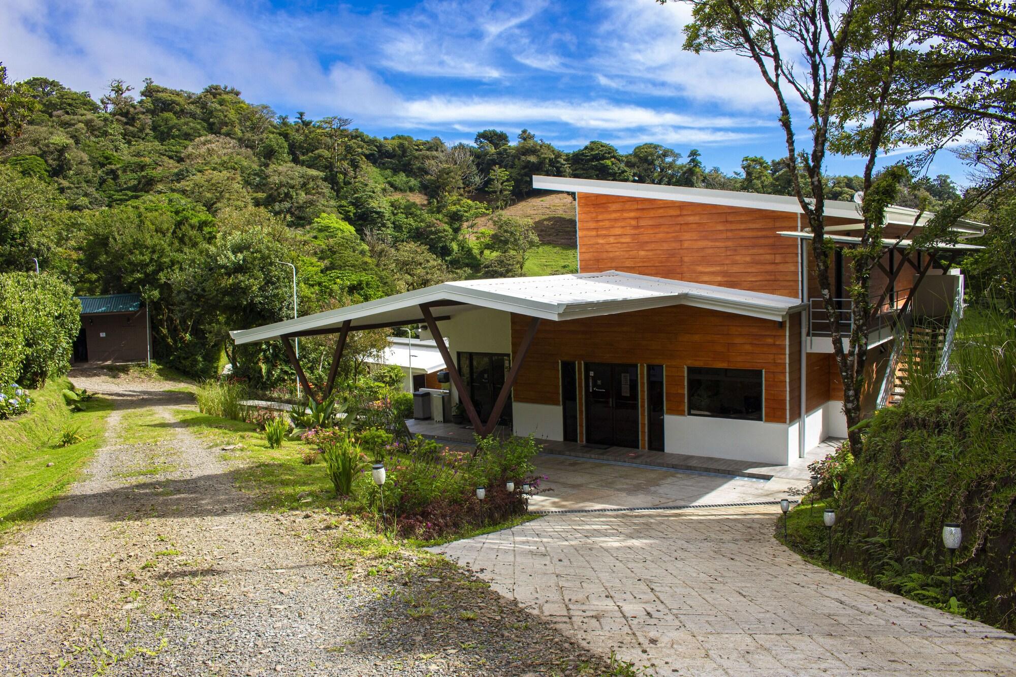 Vista Exterior Burbi Lake Lodge Monteverde