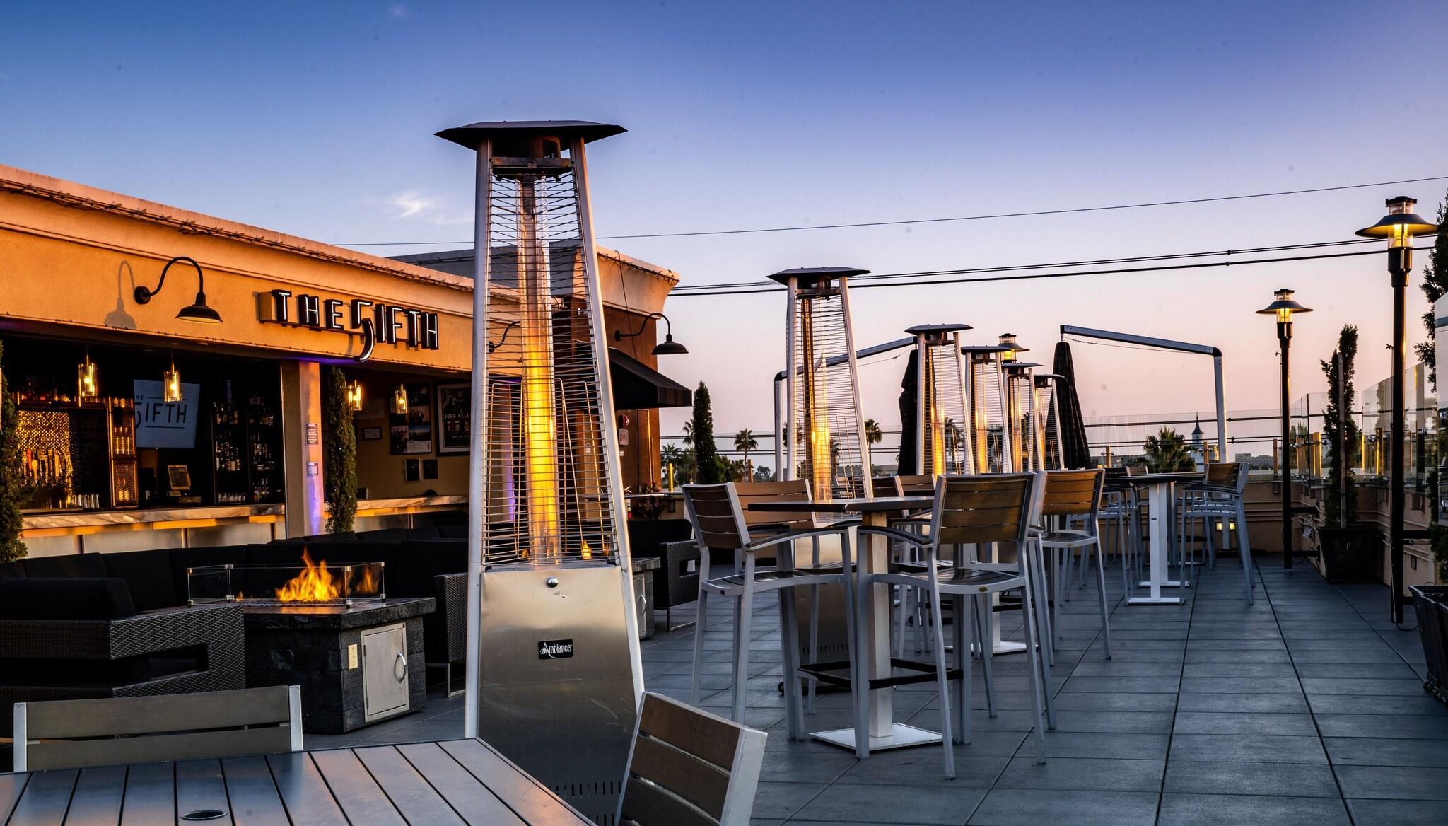 Restaurant Grand Legacy At the Park