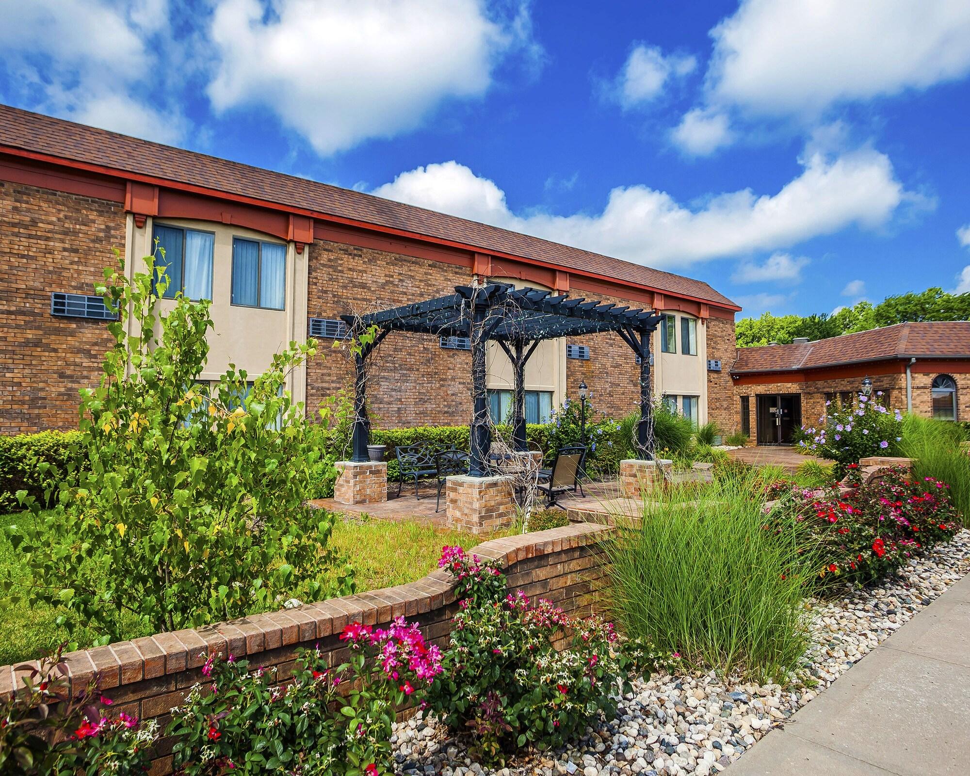 Vista Exterior Suburban Studios Kansas City Airport North