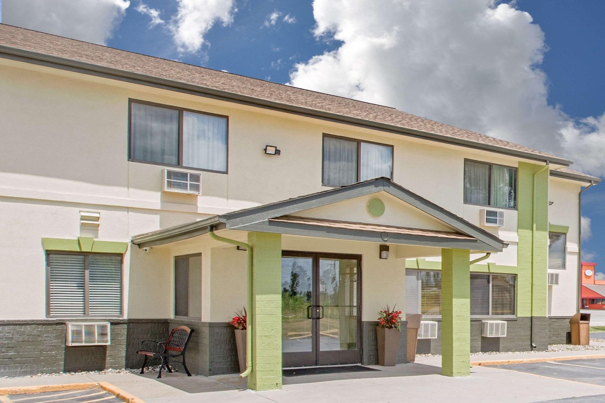 Vista Exterior Baymont by Wyndham Ames