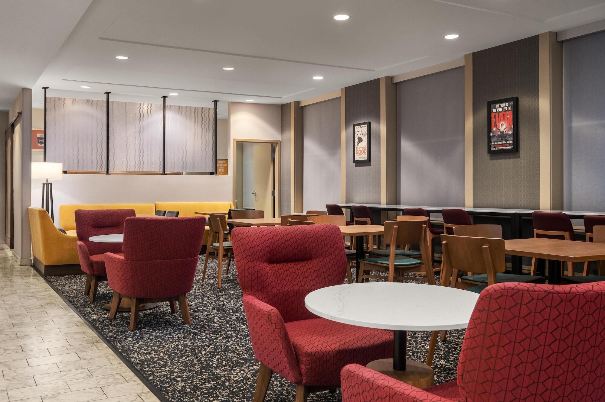 Vista Lobby Hampton Inn Majestic Chicago Theatre District