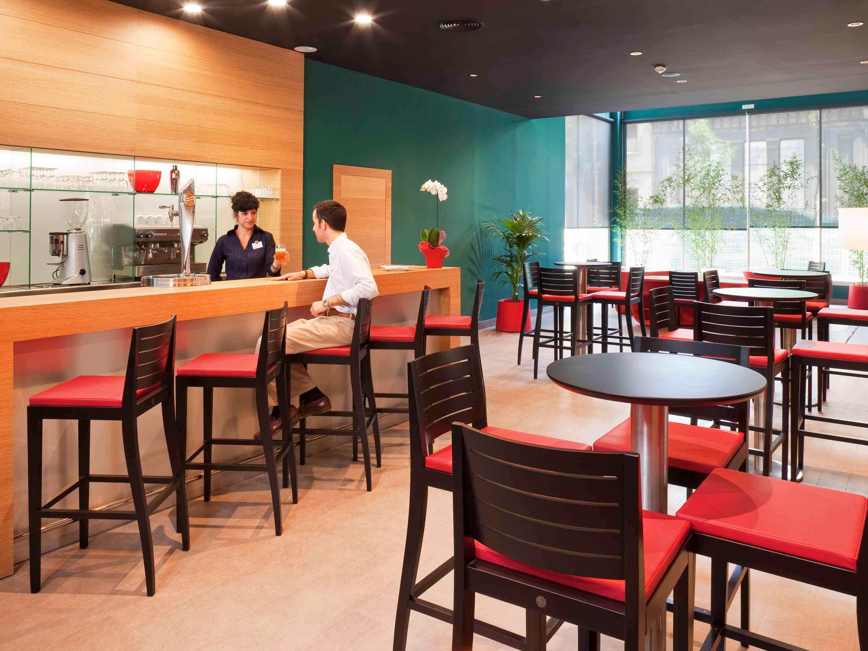 Bar/Salón ibis Barcelona Glories 22