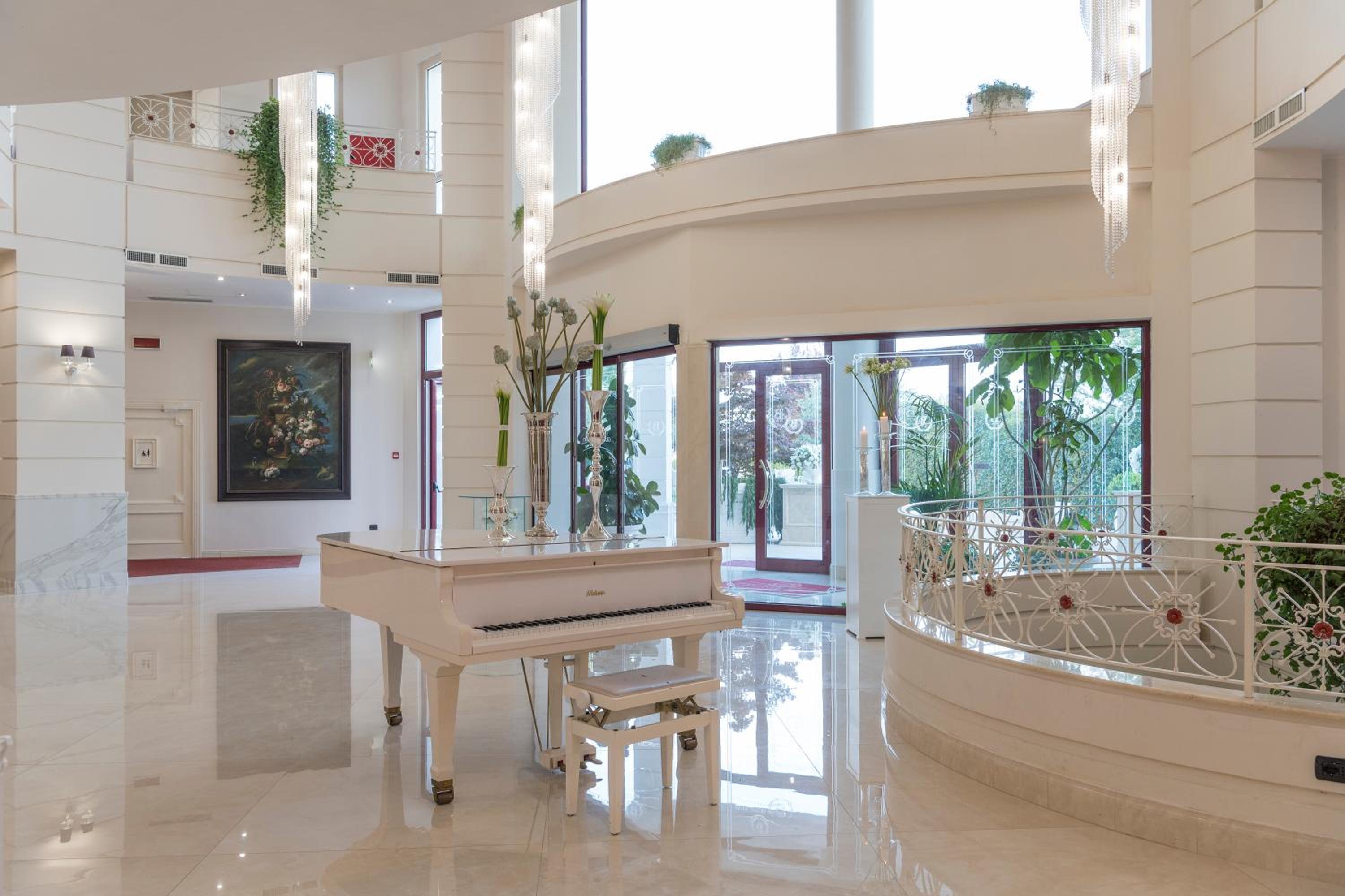 Vista Lobby Grand Hotel Biffy