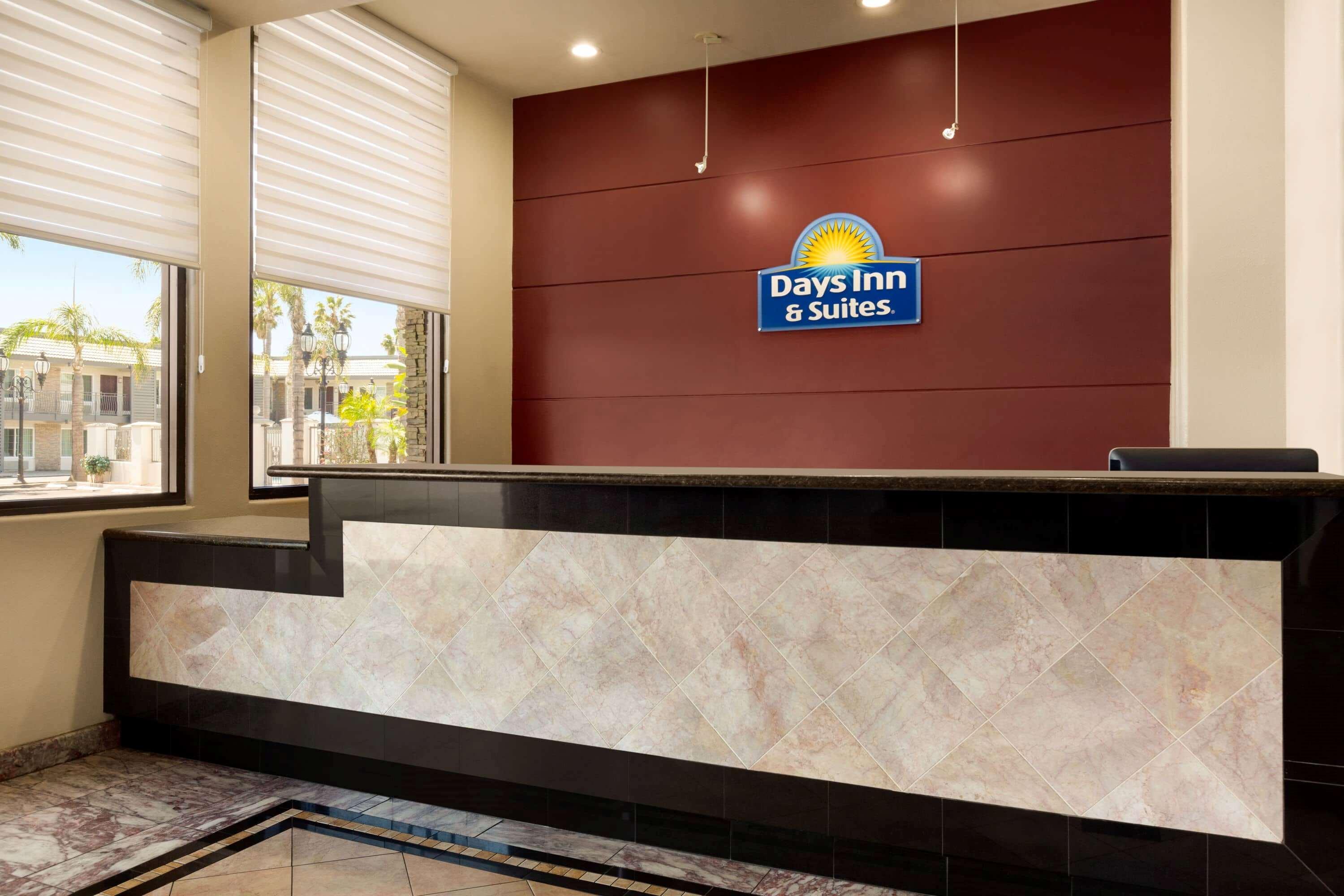 Vista Lobby Days Inn & Suites by Wyndham Anaheim At Disneyland Park