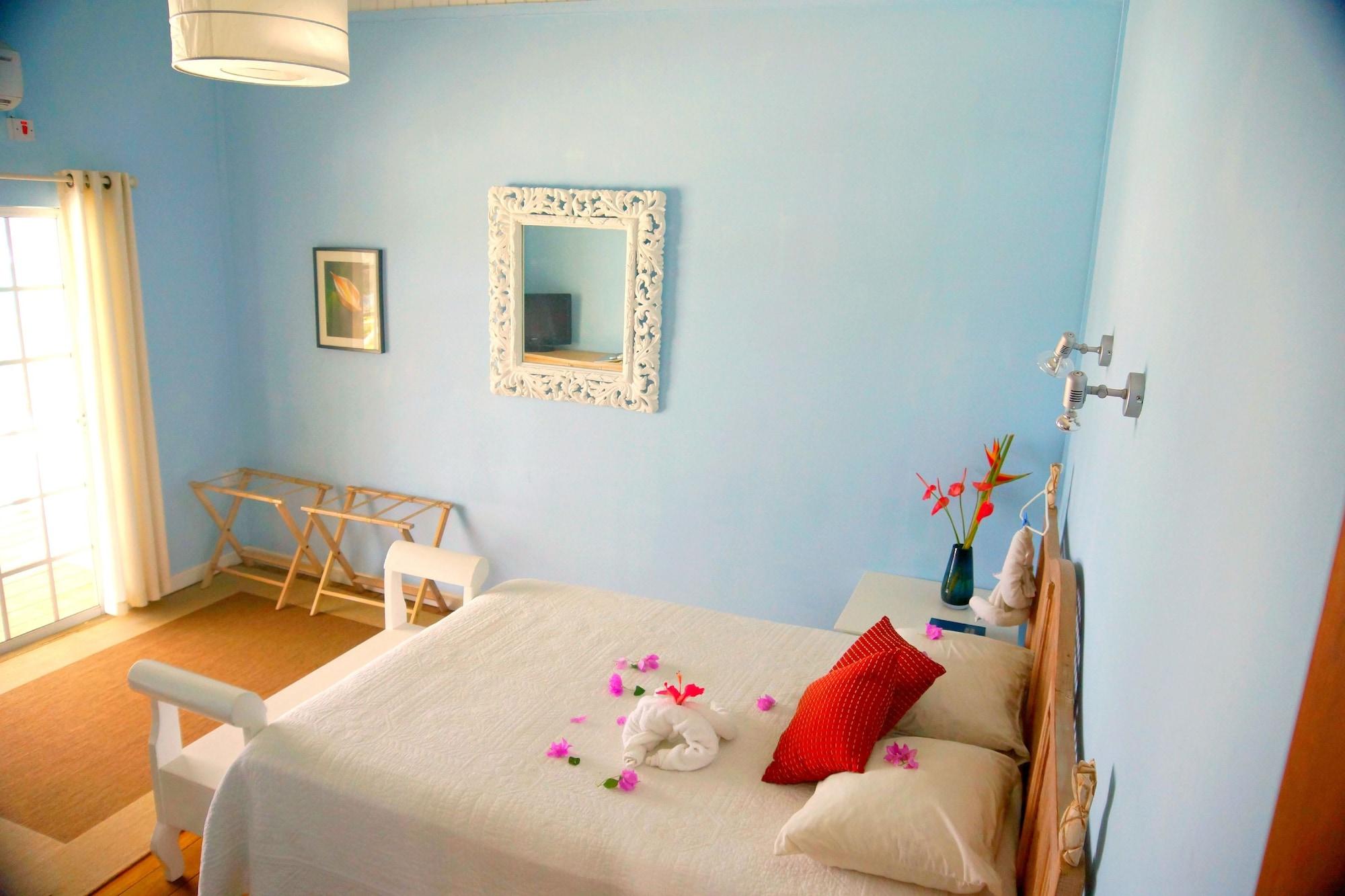 Varios Barefoot Suites