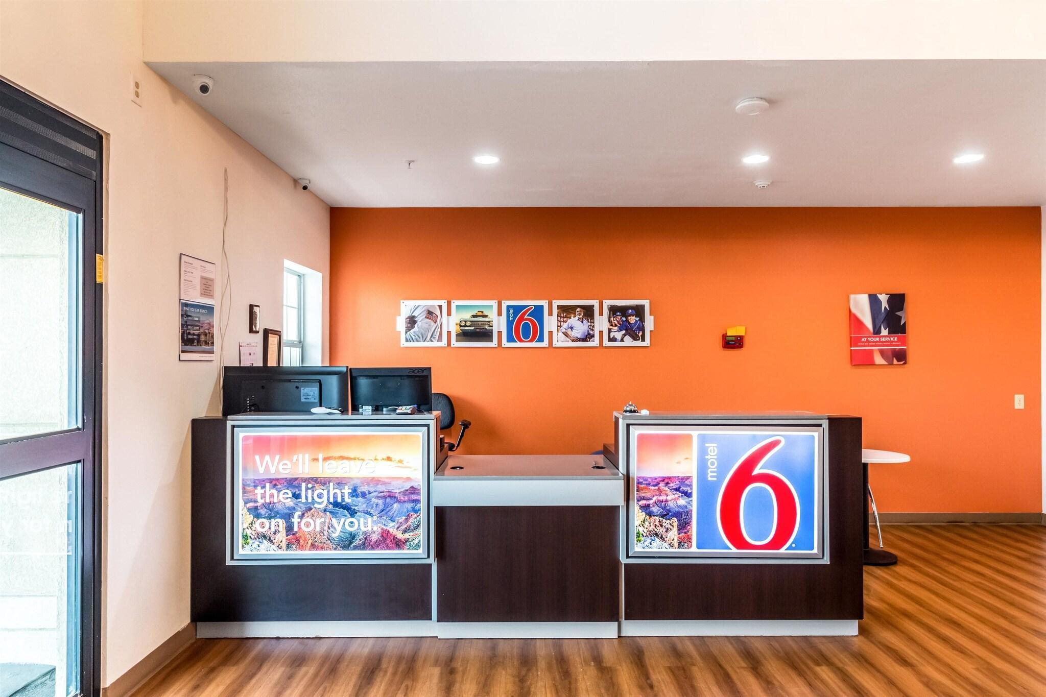 Vista Lobby Motel 6 Jourdanton, TX