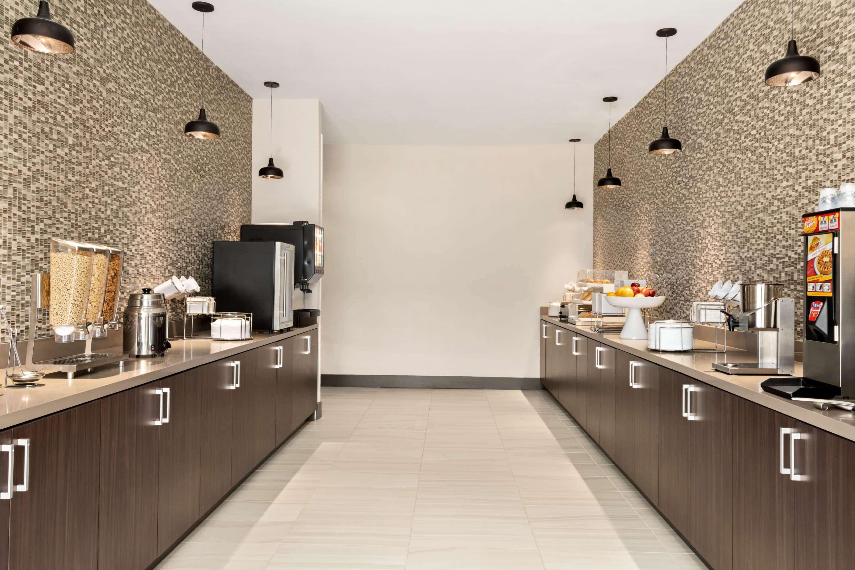 Restaurant La Quinta Inn & Suites by Wyndham Orlando - IDrive Theme Parks