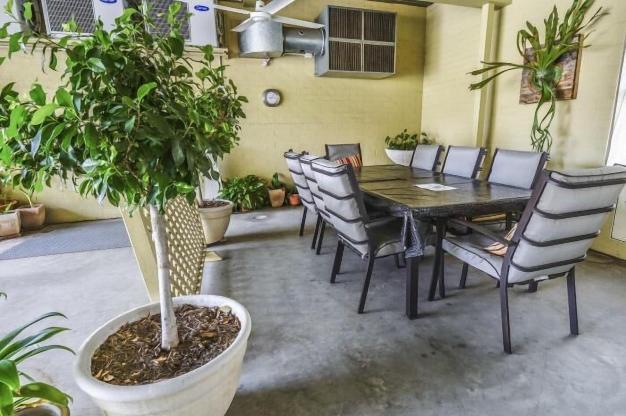 Varios Golden Guitar Motor Inn