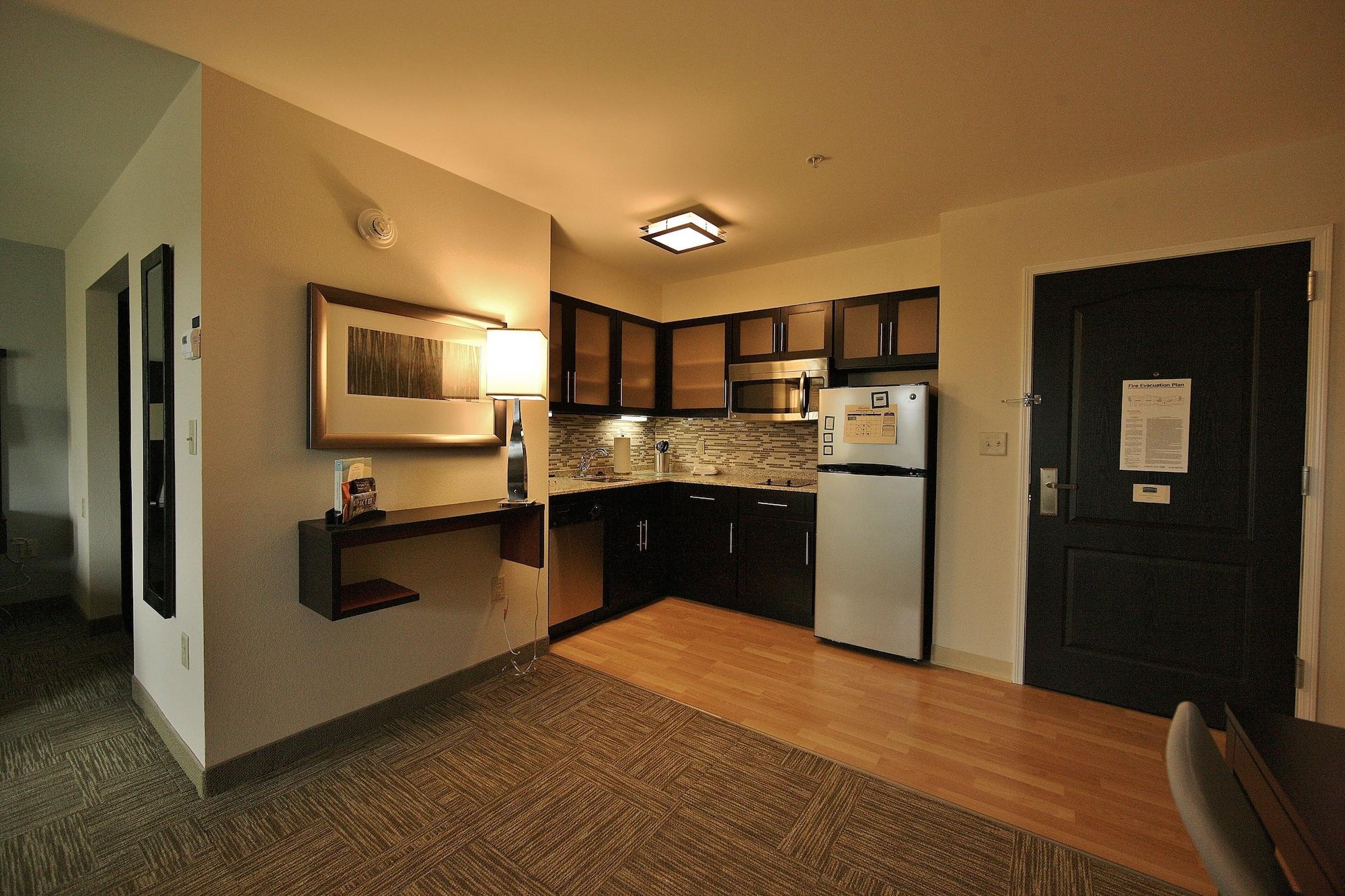 Equipamiento de Habitación Staybridge Suites Liverpool Syracuse by IHG