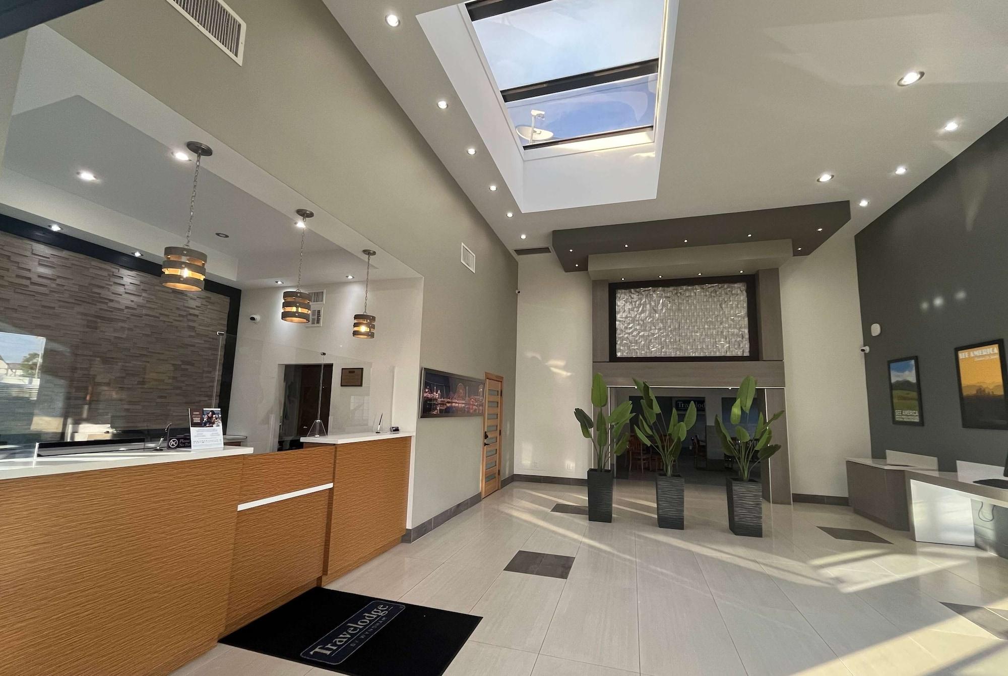 Vista Lobby Travelodge Inn & Suites by Wyndham Anaheim on Disneyland Dr