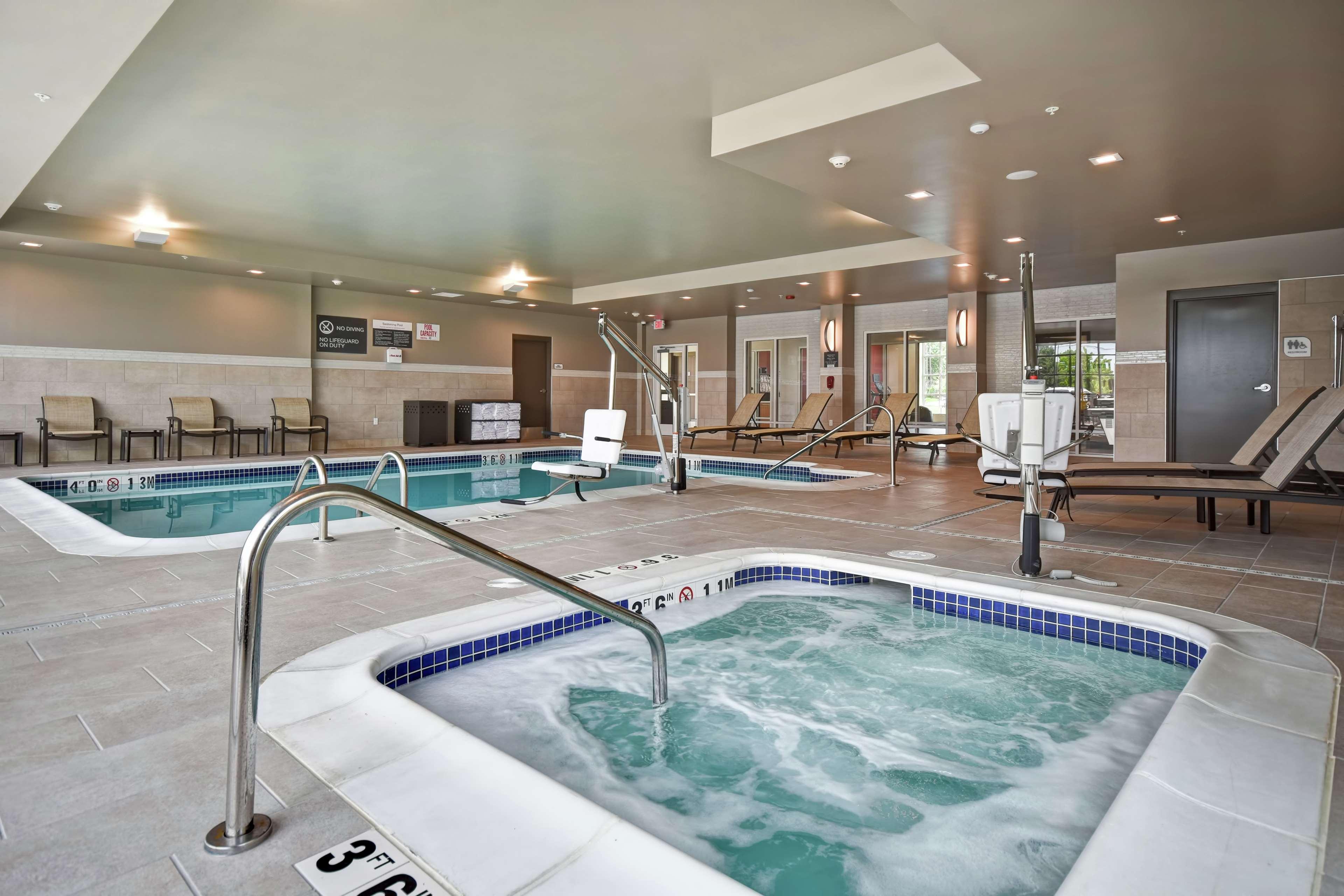 Vista Piscina Hilton Garden Inn Lansing West