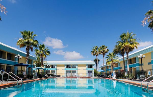 Garnet Inn & Suites, Orlando - Hoteles cerca de Cerca del Aeropuerto en Orlando