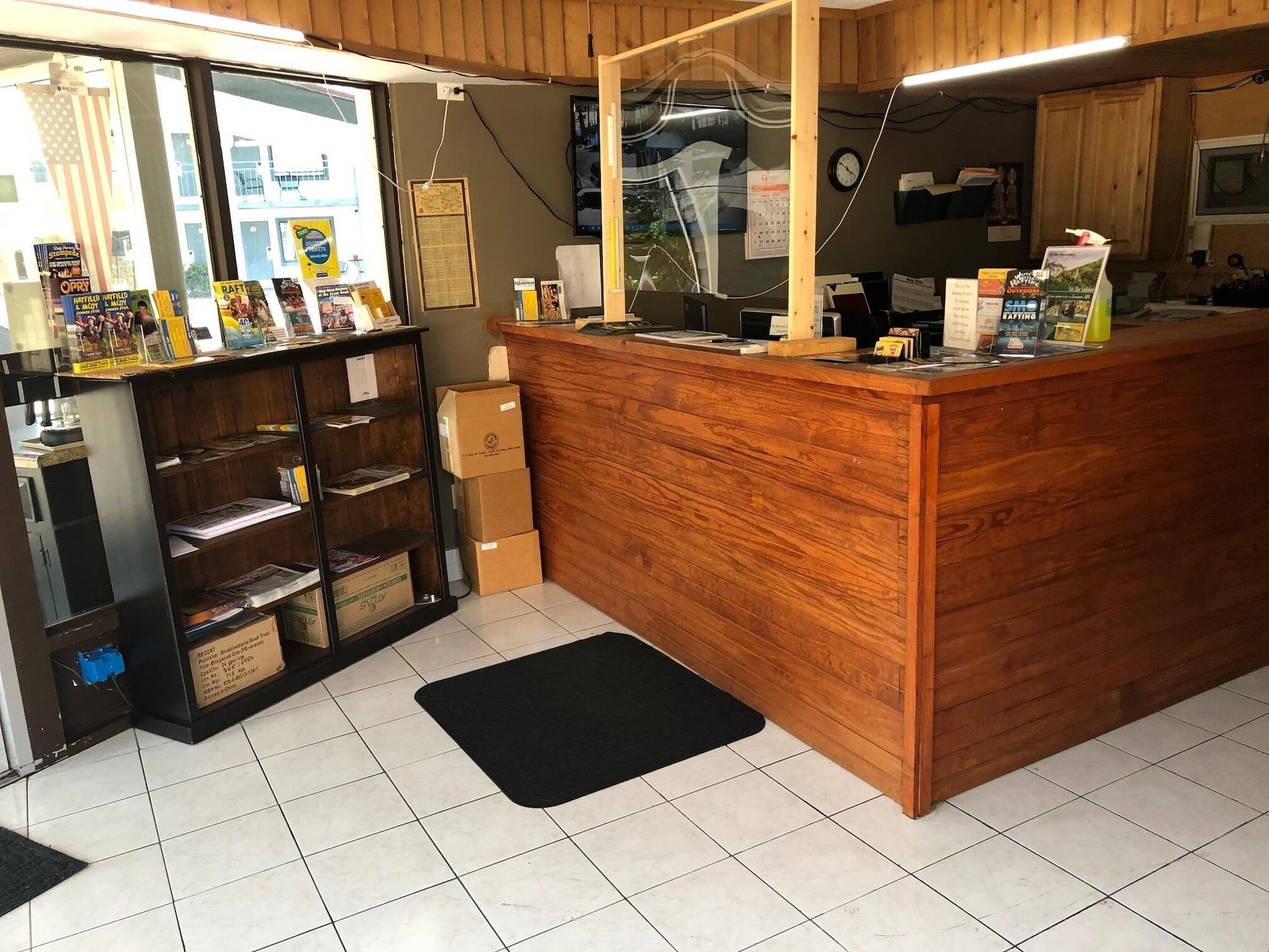 Vista Lobby Country Town N Suites