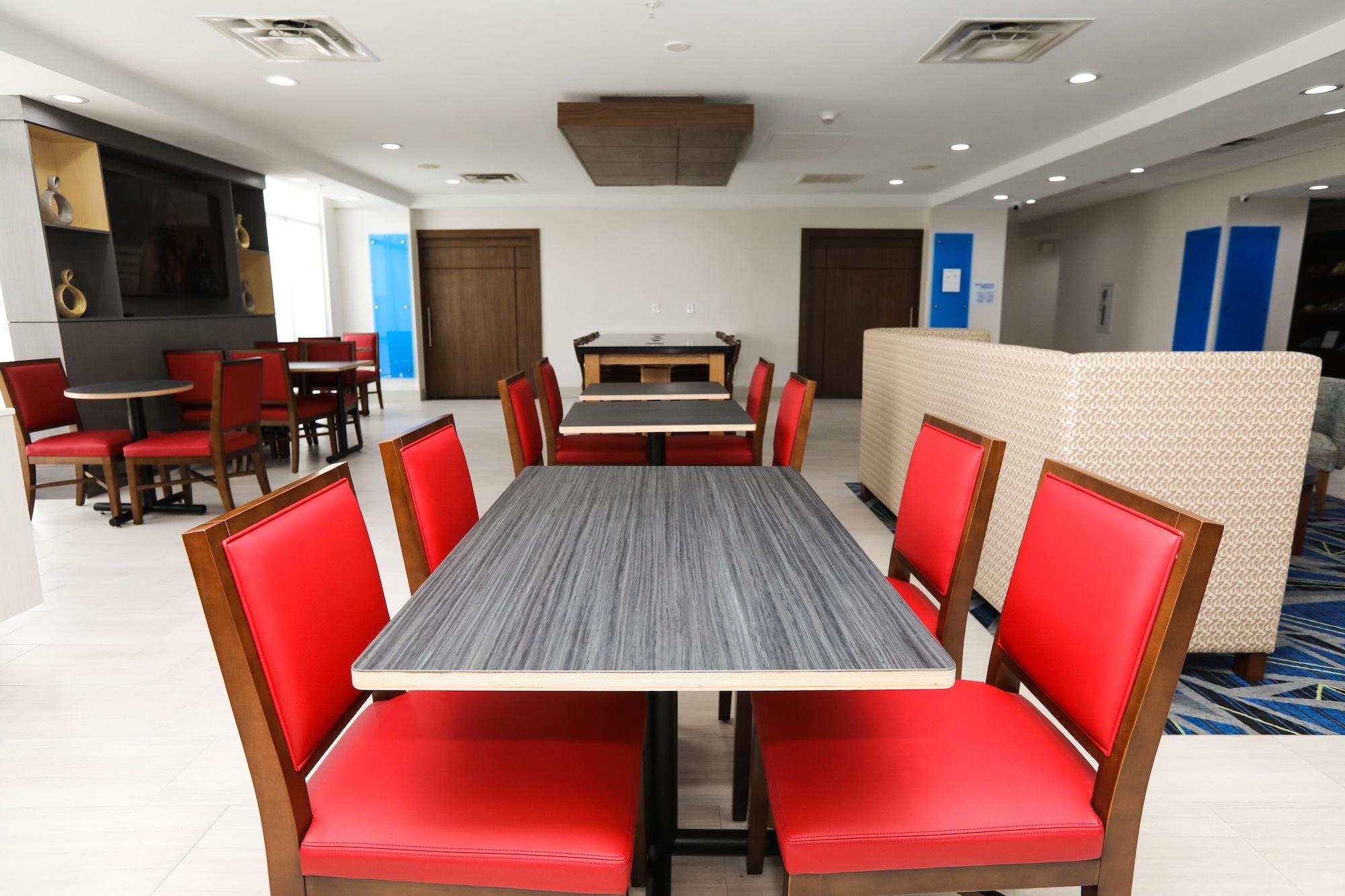 Vista Lobby Holiday Inn Express : Hillsboro I-35 by IHG