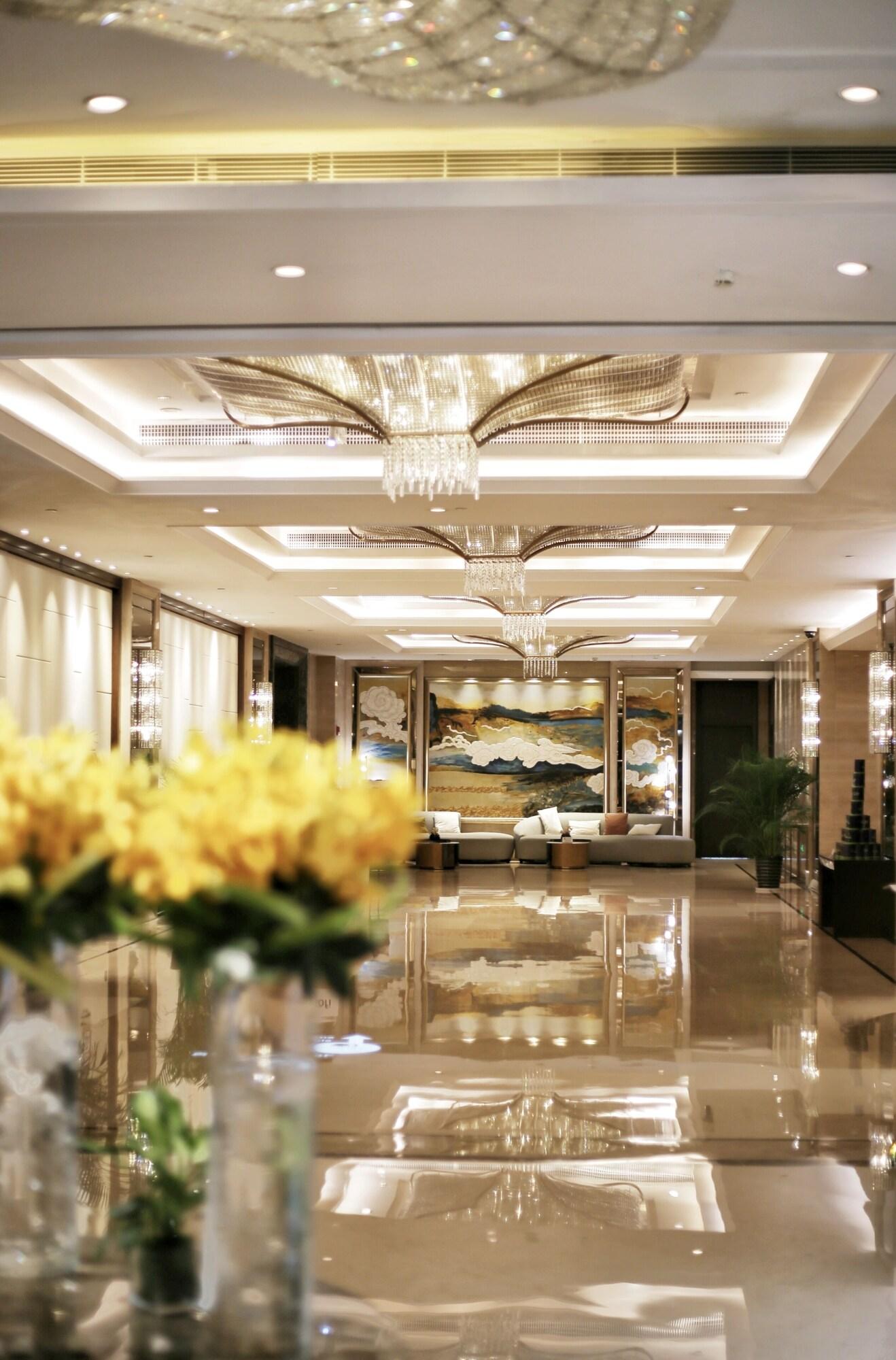 Vista Lobby DoubleTree by Hilton Guangzhou-Free Shuttle Bus to Canton Fair Complex & Overseas Buyer Registration Services during Canton Fair Period