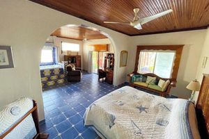 Alquiler Vacacional - Oceanfront Paradise with Stunning Mosaic Art, Pool & Rooftop Deck