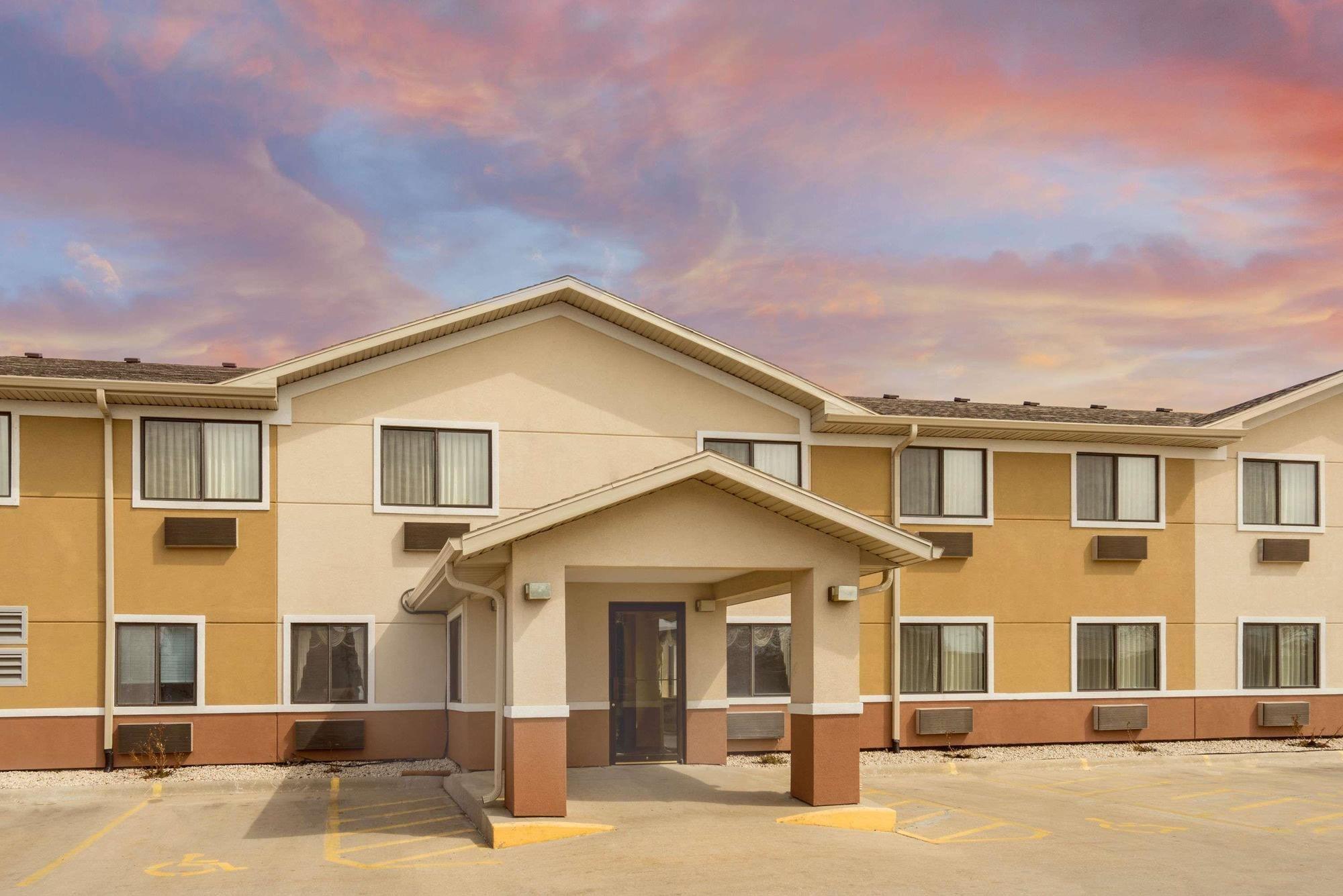 Varios Super 8 by Wyndham Fond Du Lac