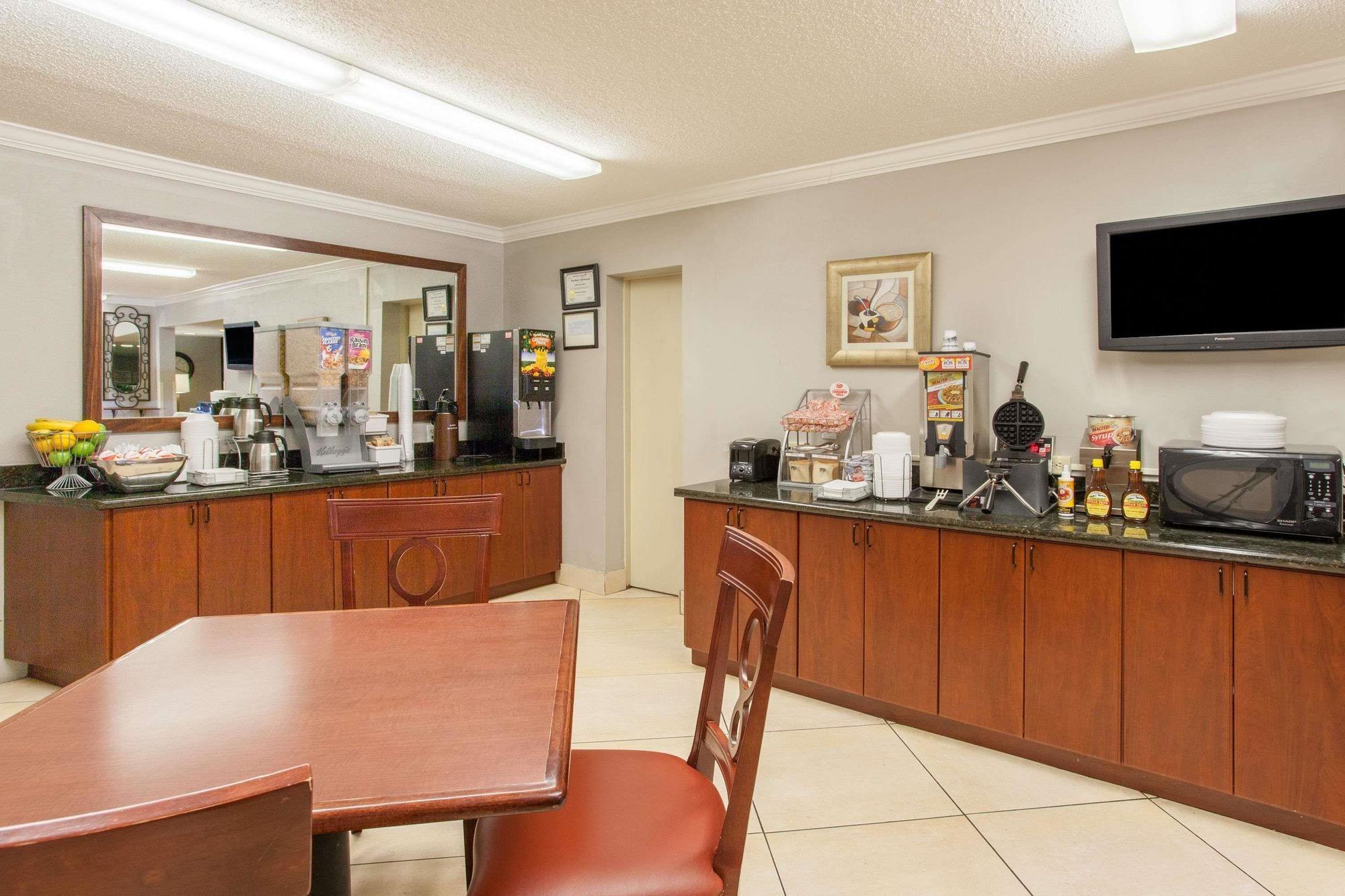 Comodidades del Alojamiento Super 8 by Wyndham Monroe West