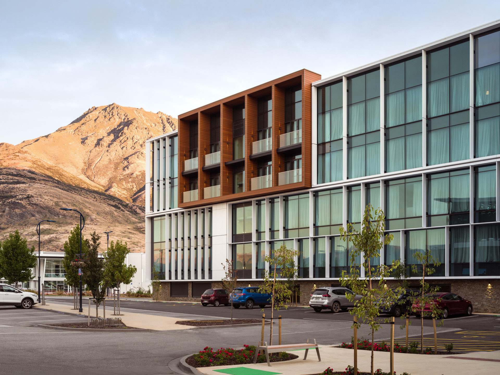 Vista Exterior Holiday Inn Queenstown Remarkables Park by IHG