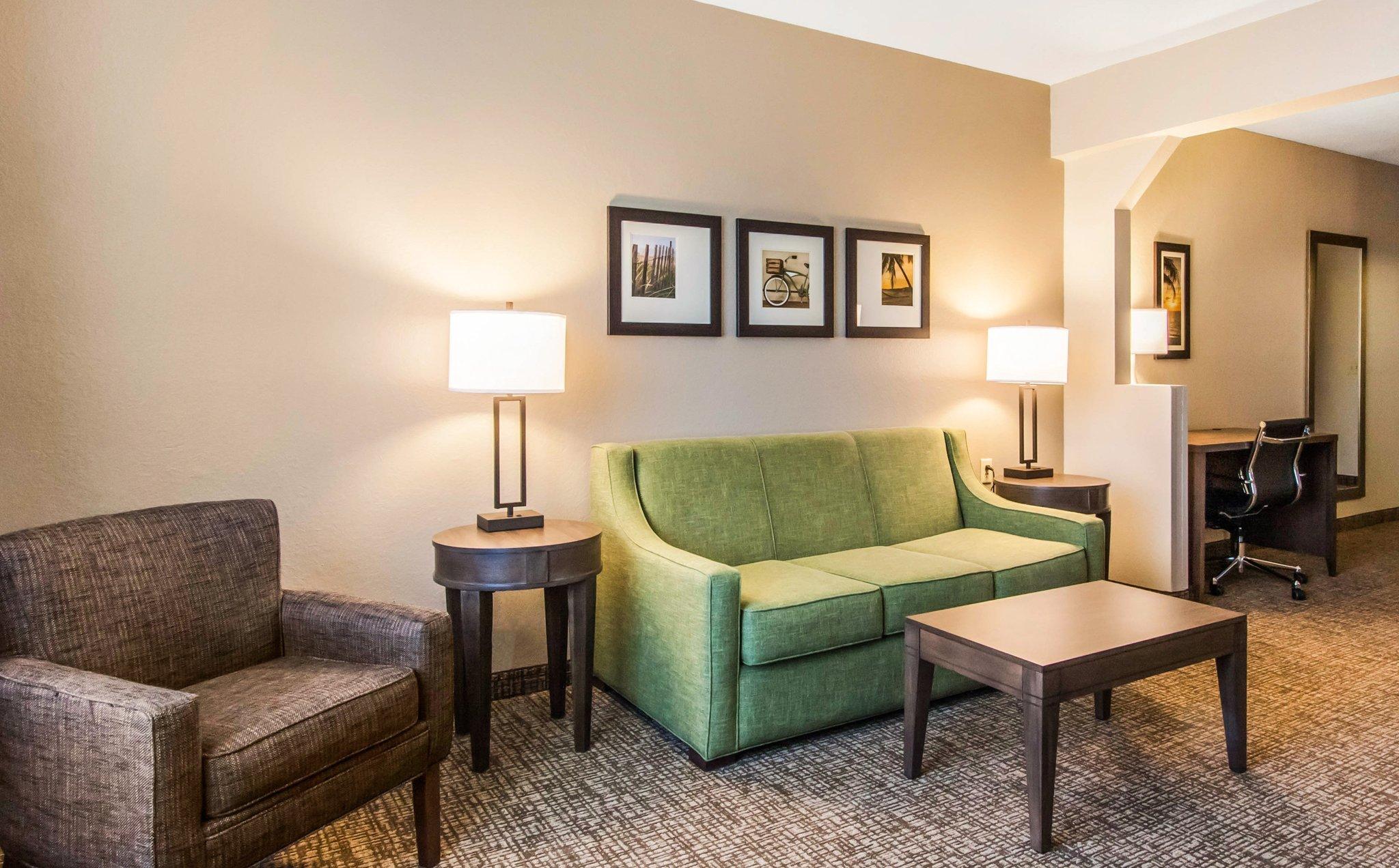 Hotel Comfort Suites Maingate East