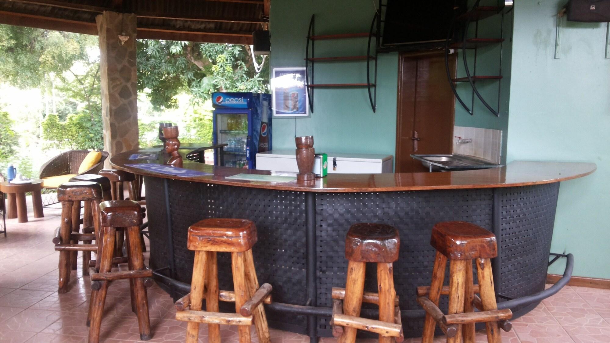 Bar/Salón White Castle Hotel Arua