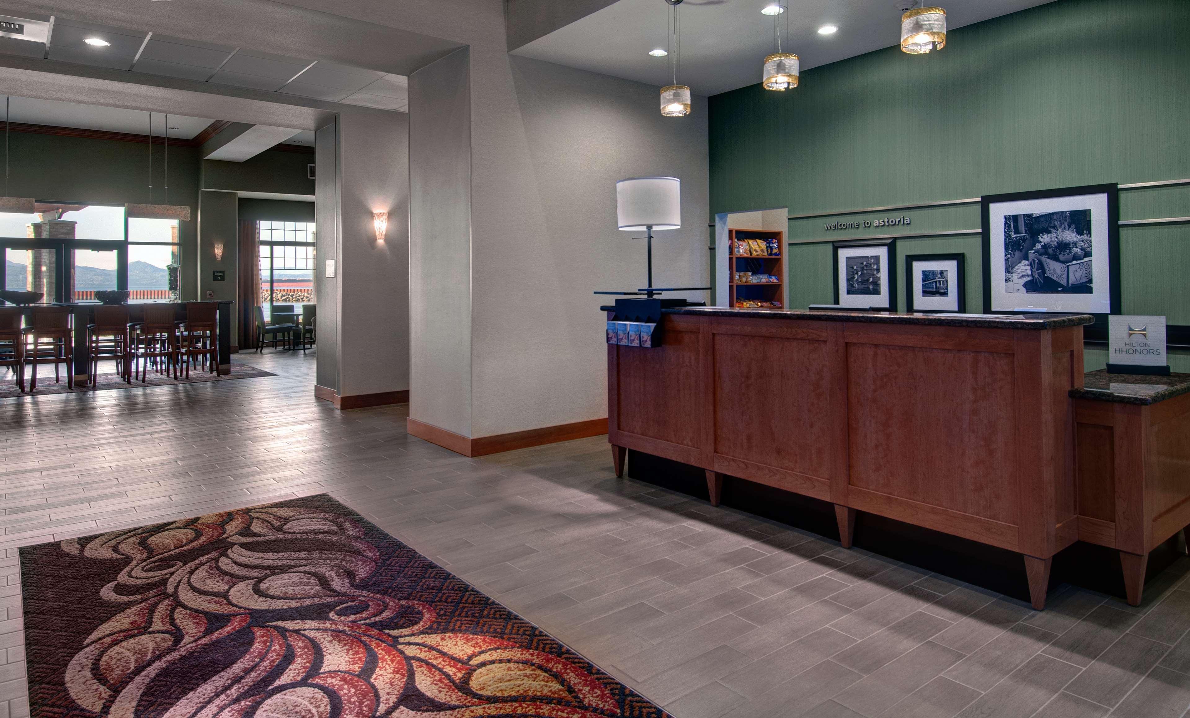 Vista Lobby Hampton Inn and Suites Astoria