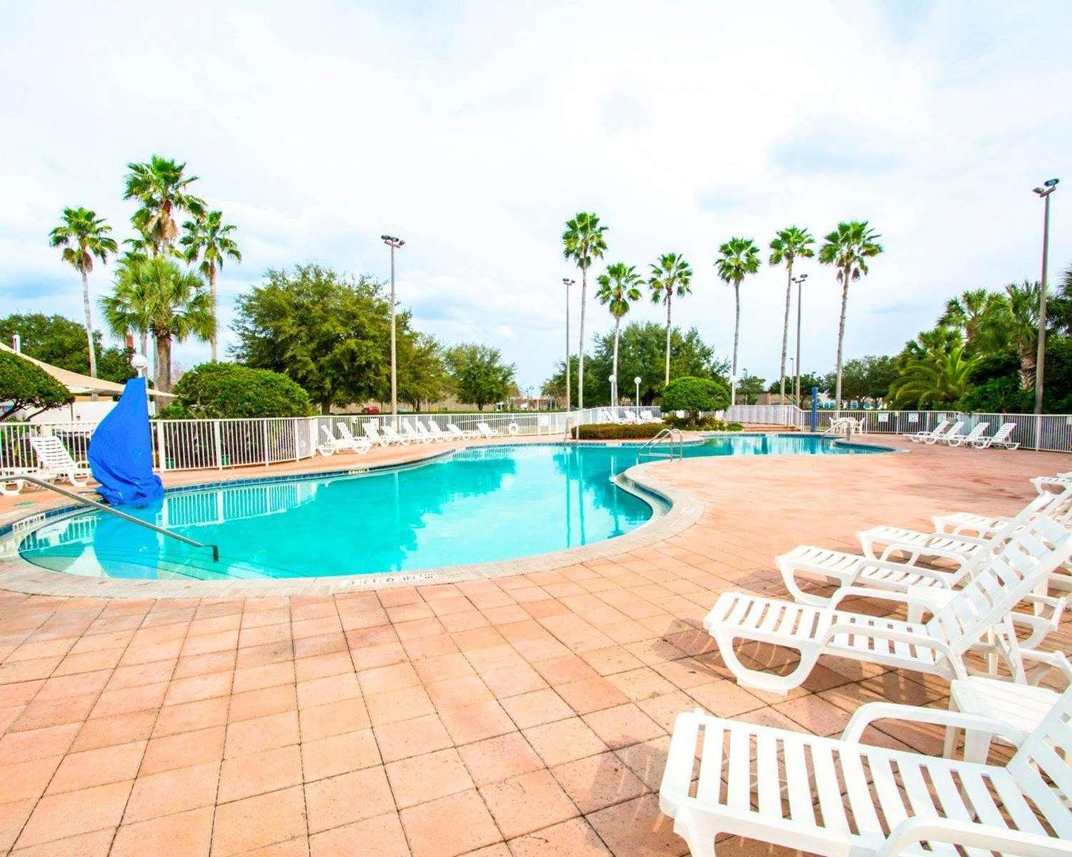 Vista Piscina Clarion Suites Maingate