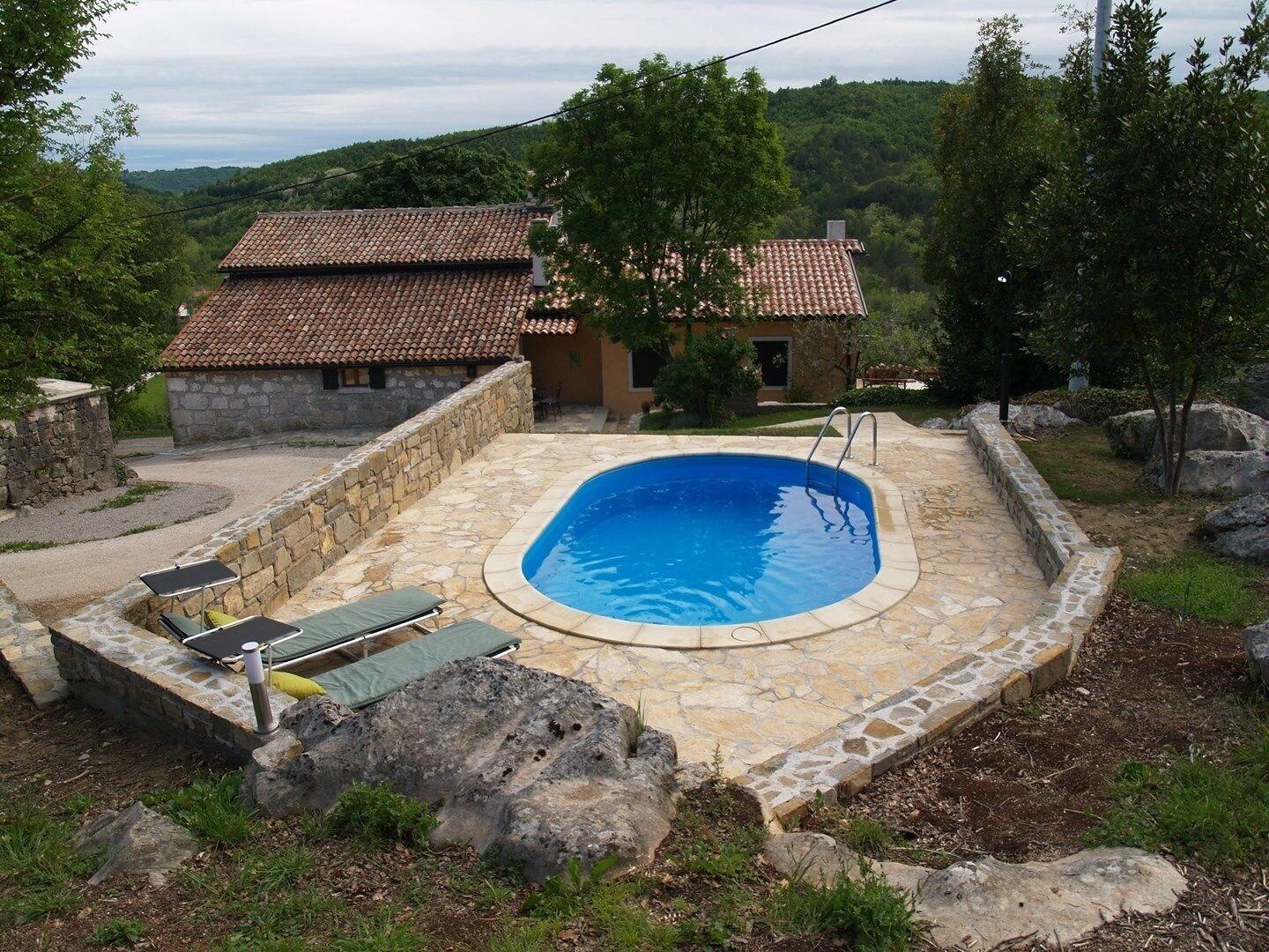 Vista da piscina Holiday House Kapitani
