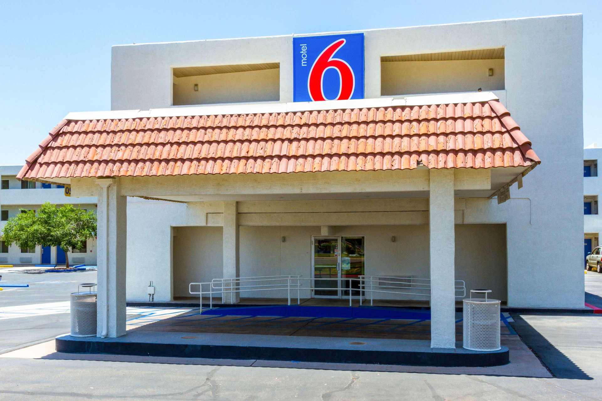 Vista Exterior Motel 6 Tempe, AZ – Phoenix Airport – Priest Dr