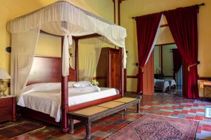 Arriendo temporal - 300 year old colonial mansion one block from the town square